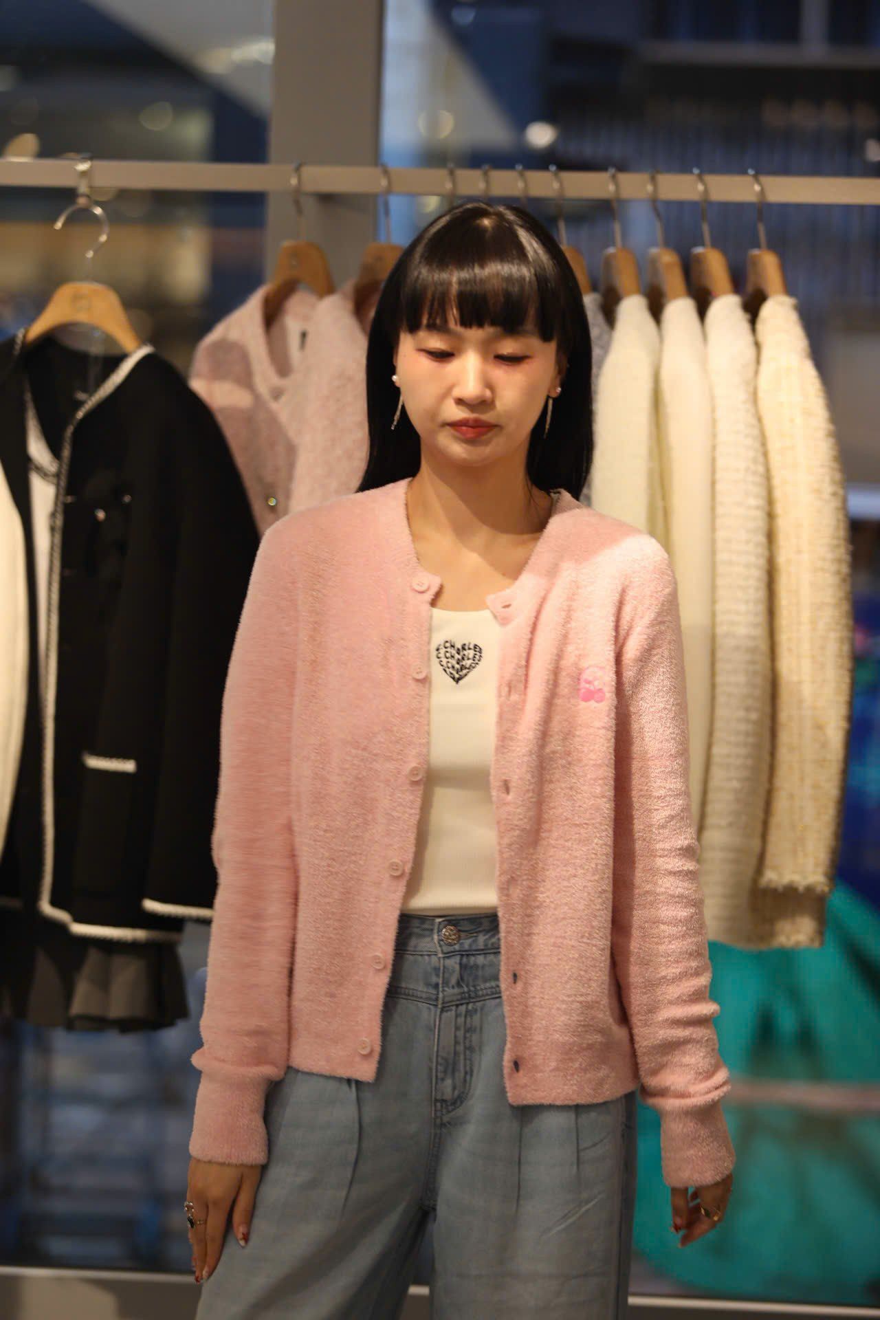  Áo CDG hồng dài tay gấu nhỏ 1 bên 