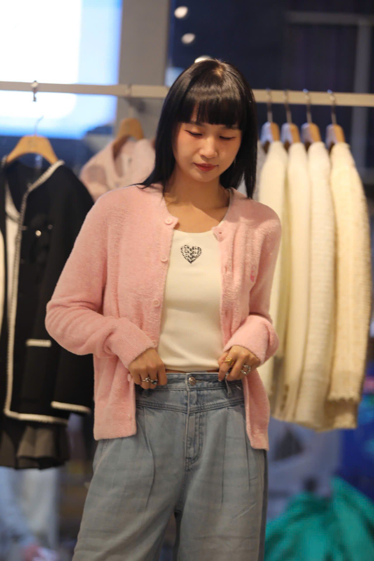  Áo CDG hồng dài tay gấu nhỏ 1 bên 