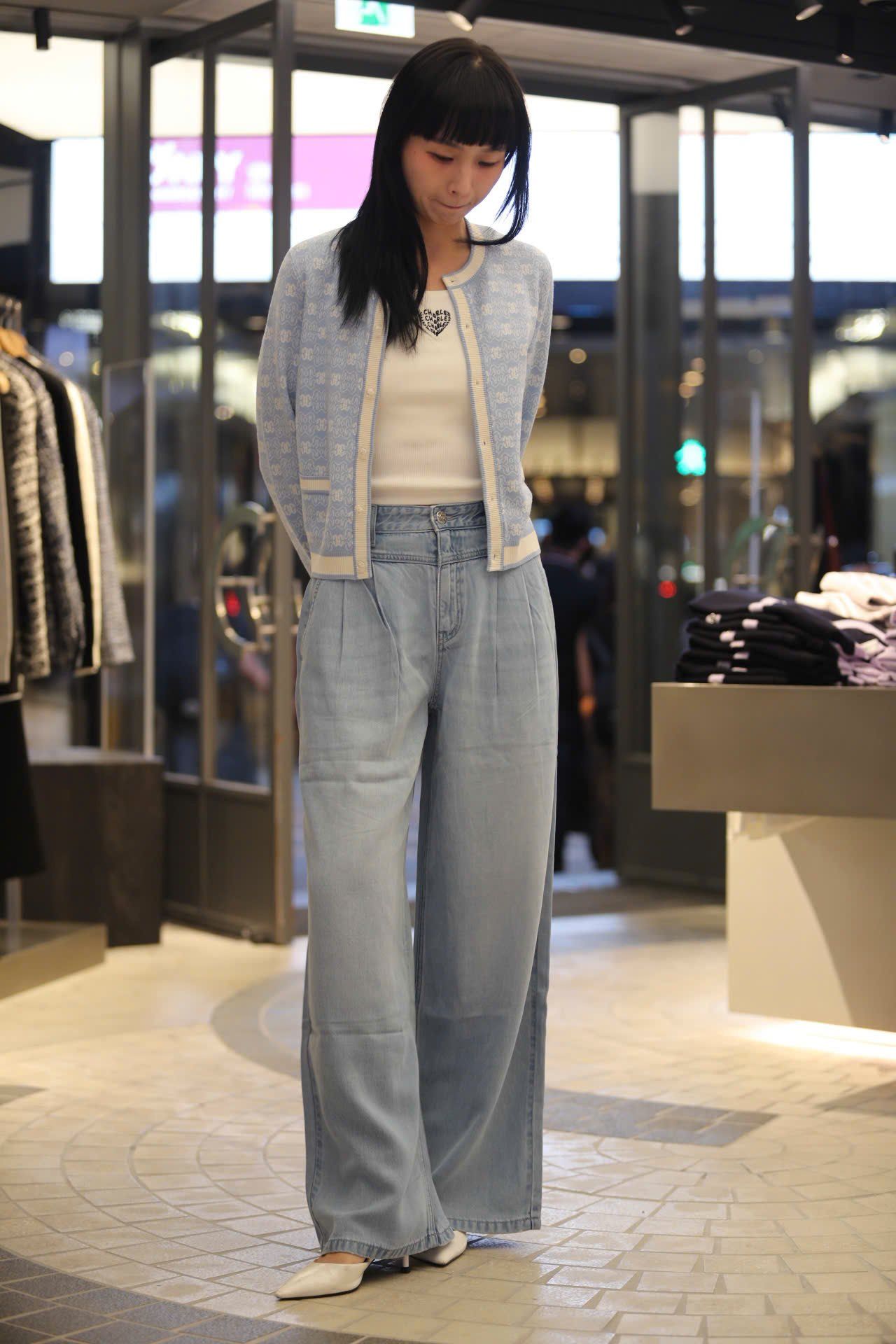  Quần jean giấy xanh logo tròn túi sau 