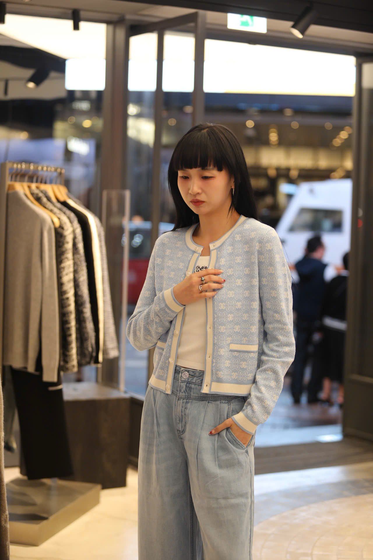  Quần jean giấy xanh logo tròn túi sau 