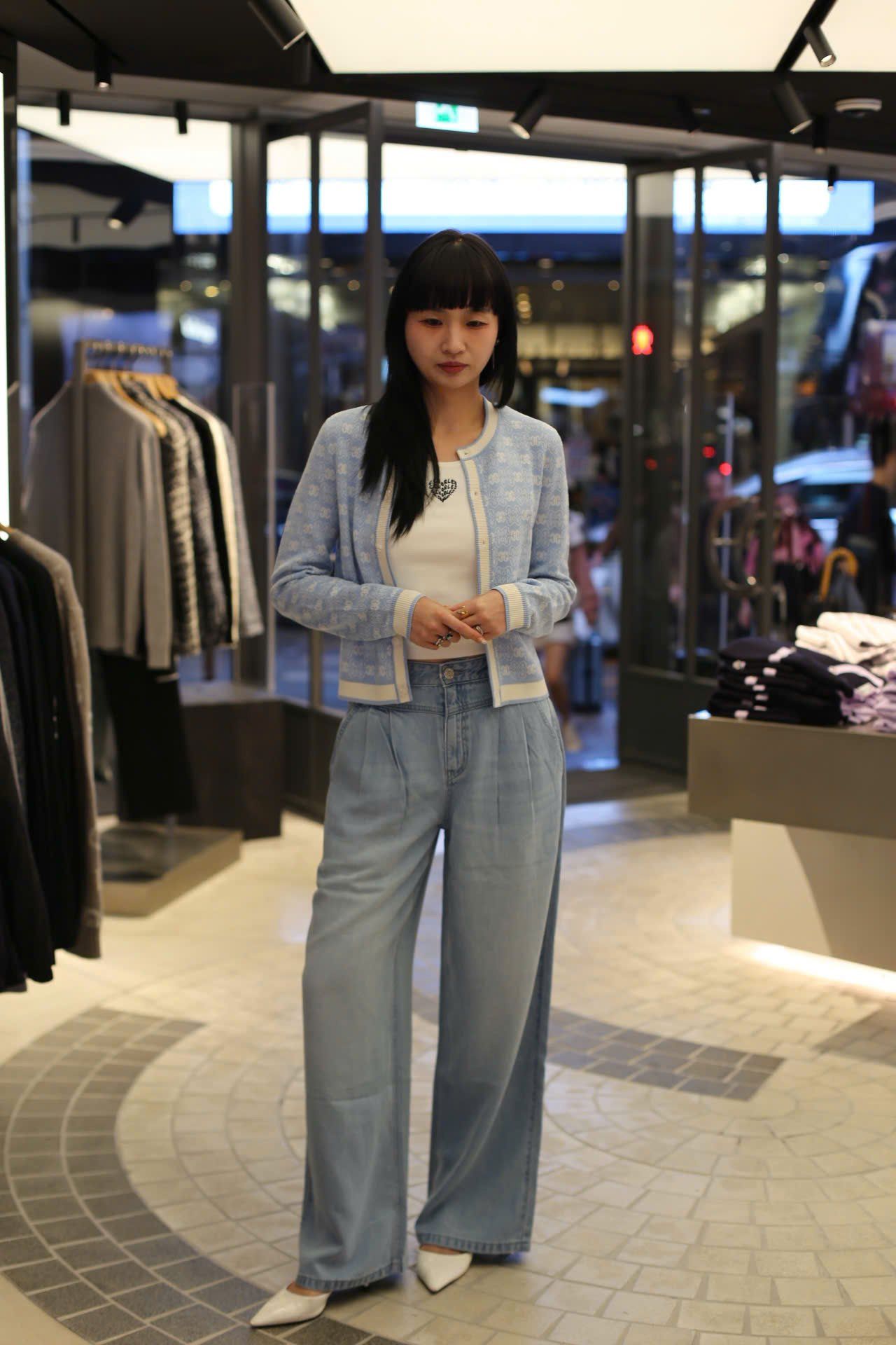  Quần jean giấy xanh logo tròn túi sau 