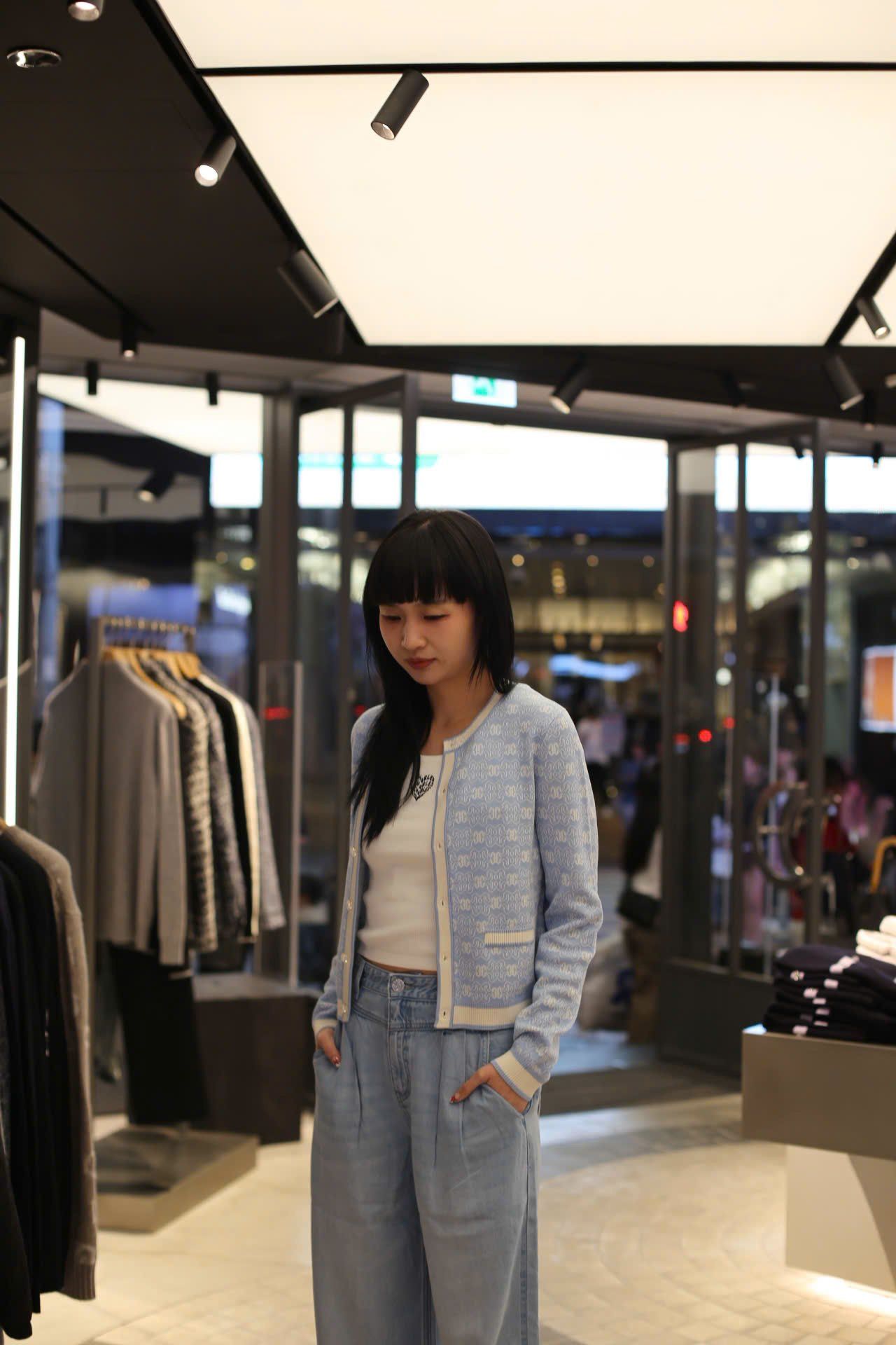  Quần jean giấy xanh logo tròn túi sau 