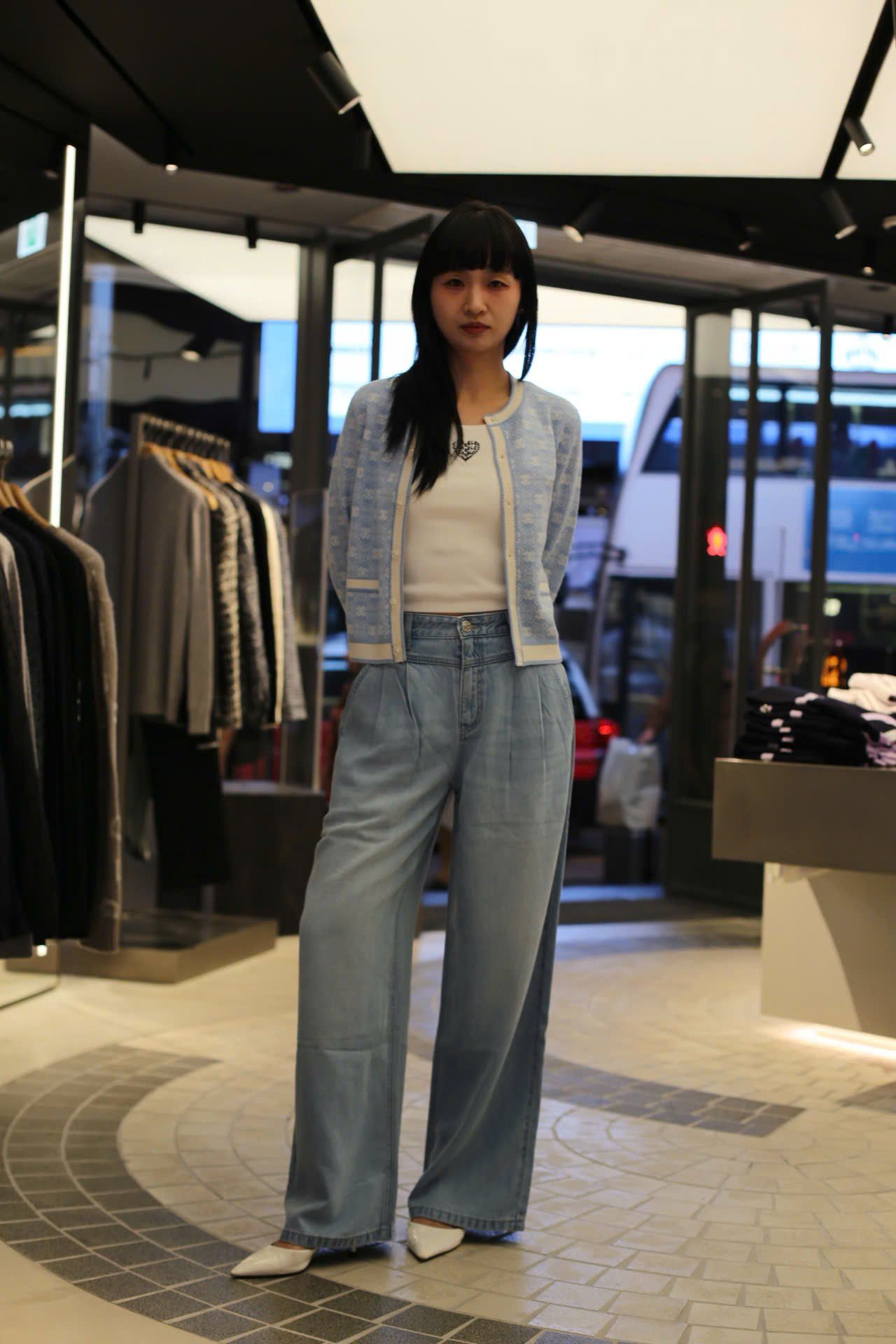  Quần jean giấy xanh logo tròn túi sau 