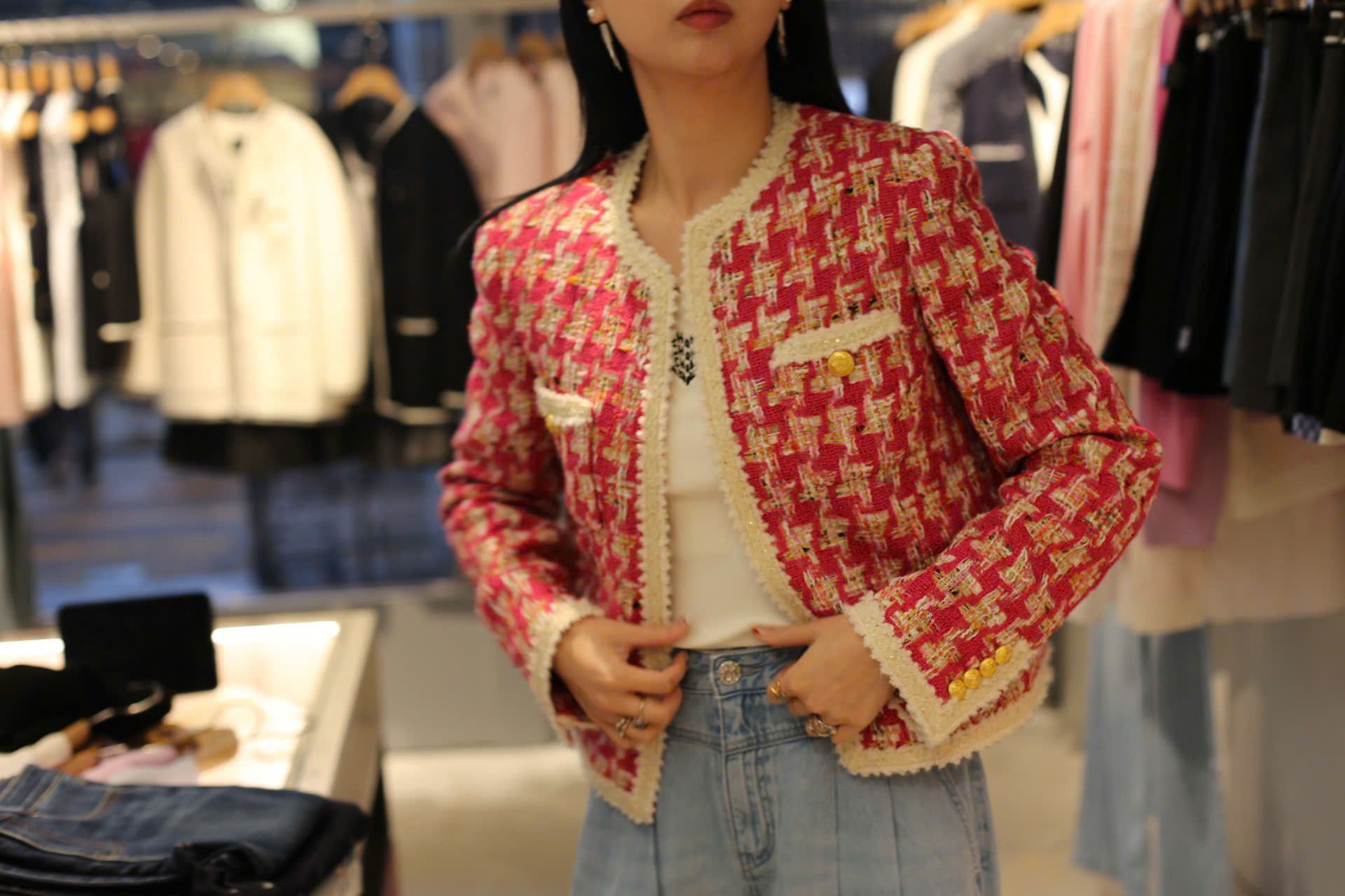  1.Áo dạ kẻ đỏ hồng , viền trắng 