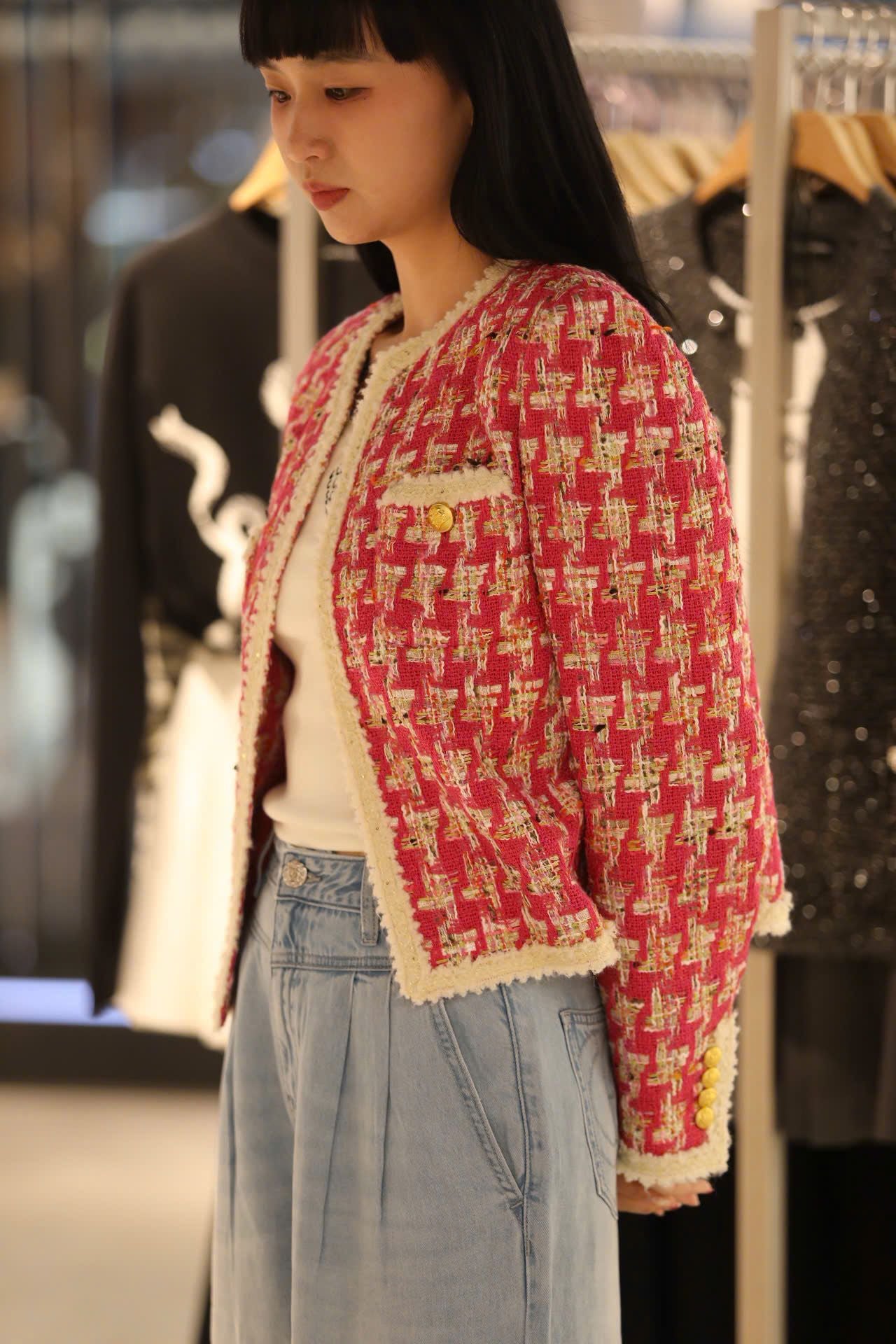  1.Áo dạ kẻ đỏ hồng , viền trắng 