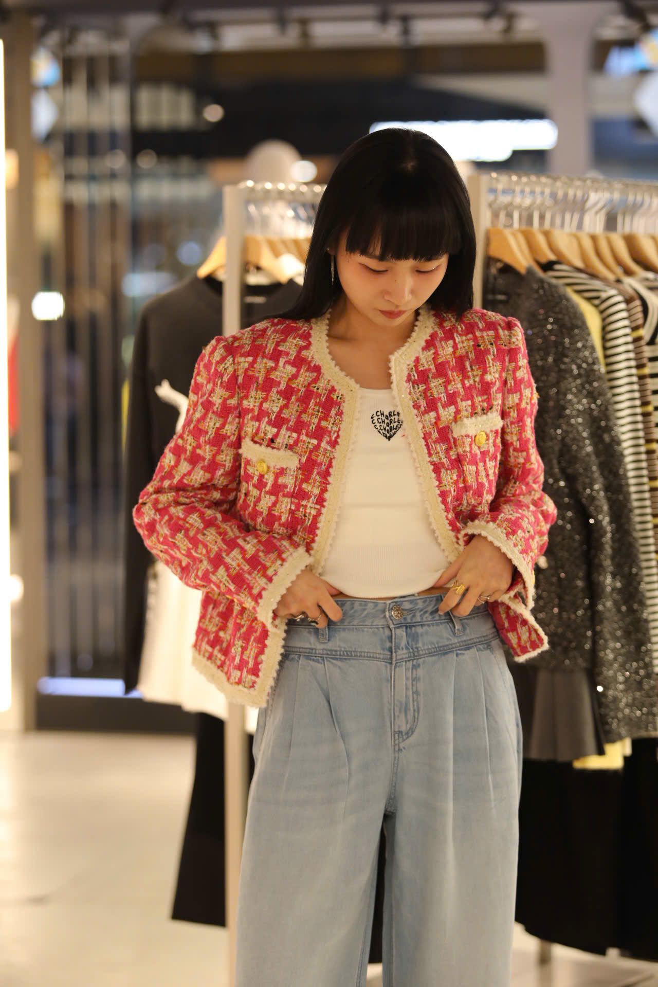  1.Áo dạ kẻ đỏ hồng , viền trắng 