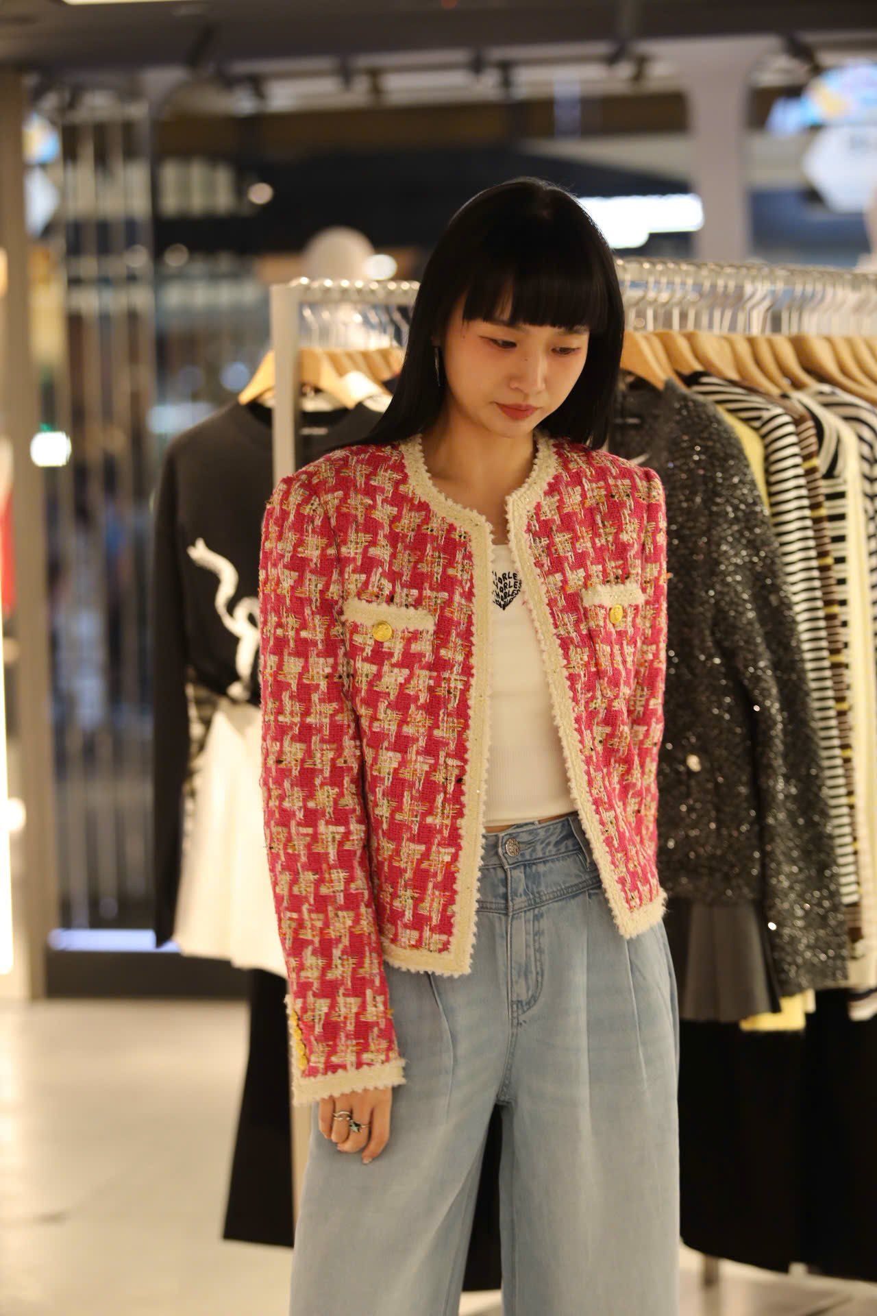  1.Áo dạ kẻ đỏ hồng , viền trắng 