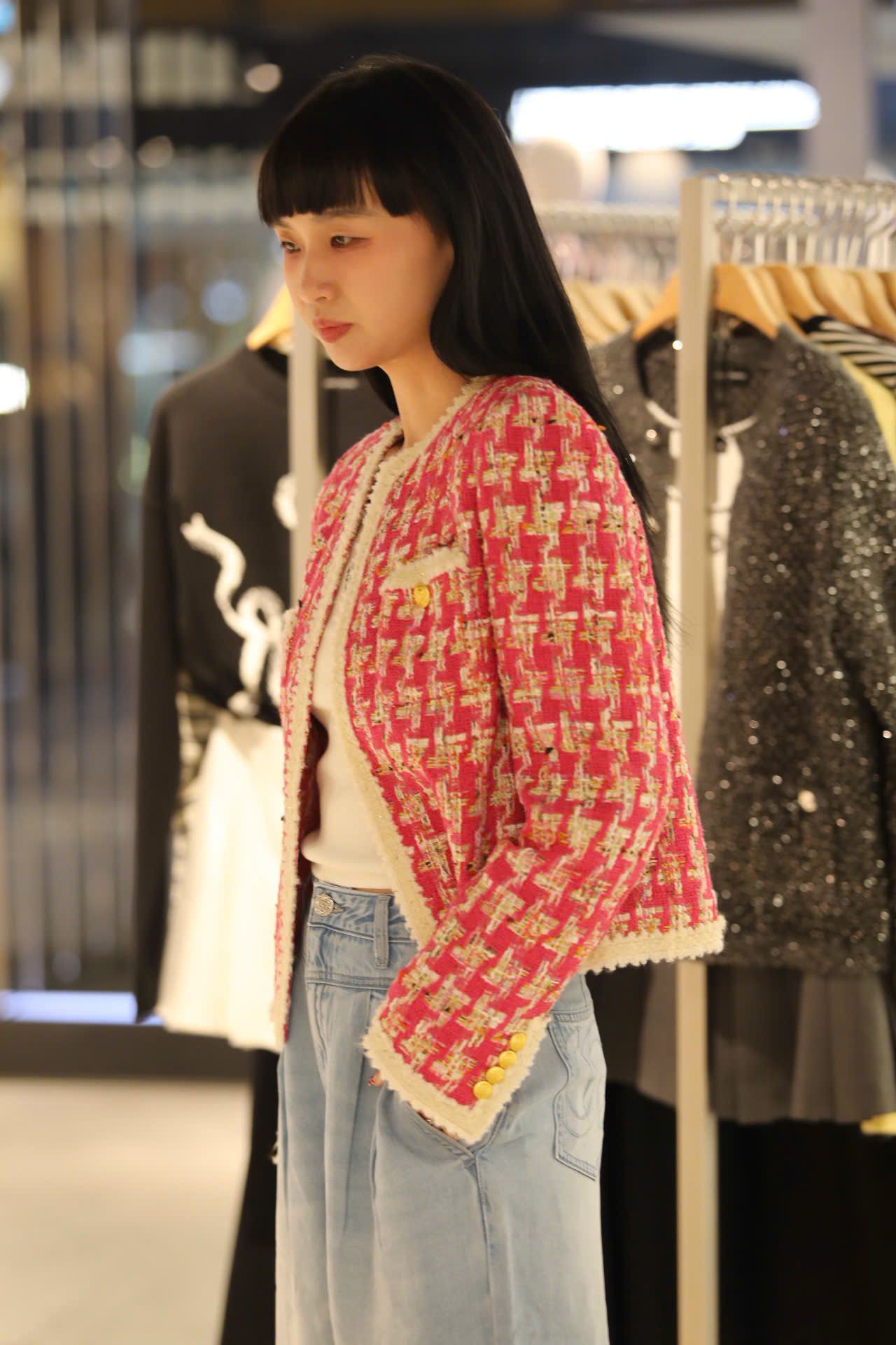  1.Áo dạ kẻ đỏ hồng , viền trắng 