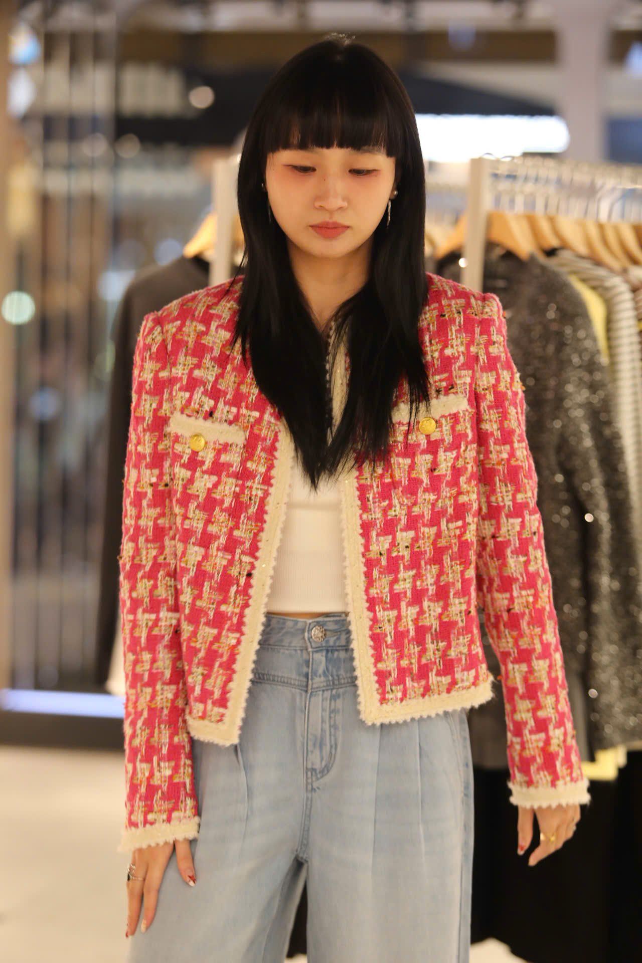  1.Áo dạ kẻ đỏ hồng , viền trắng 