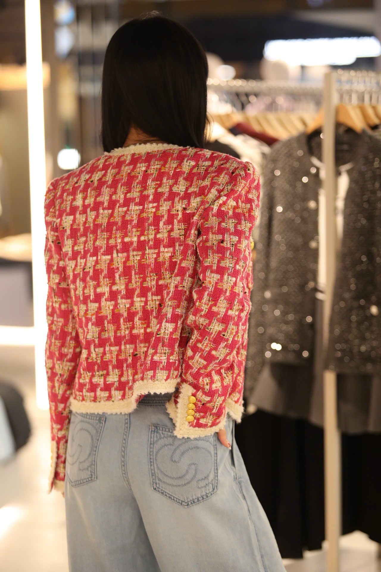  1.Áo dạ kẻ đỏ hồng , viền trắng 