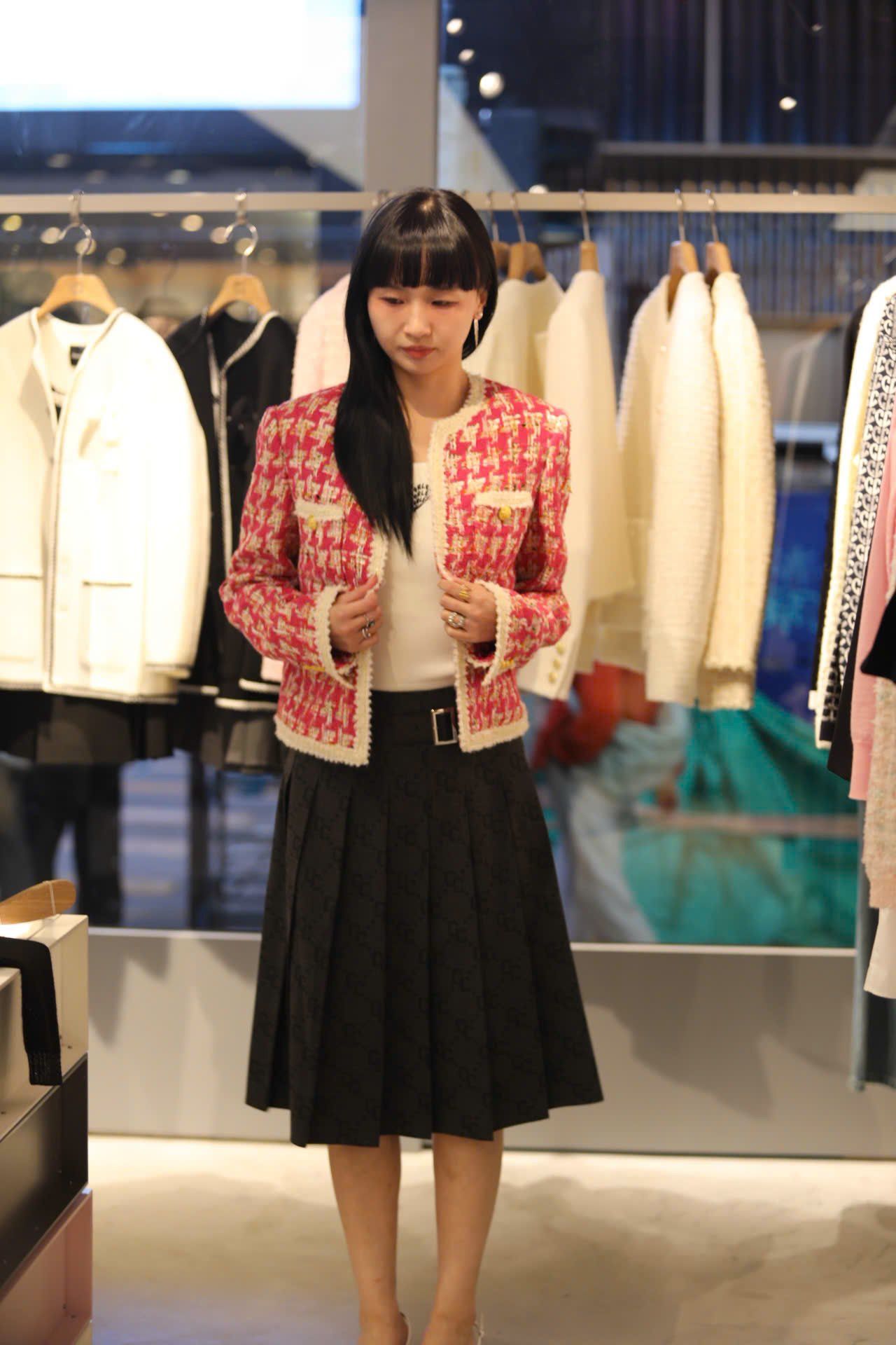  1.Áo dạ kẻ đỏ hồng , viền trắng 