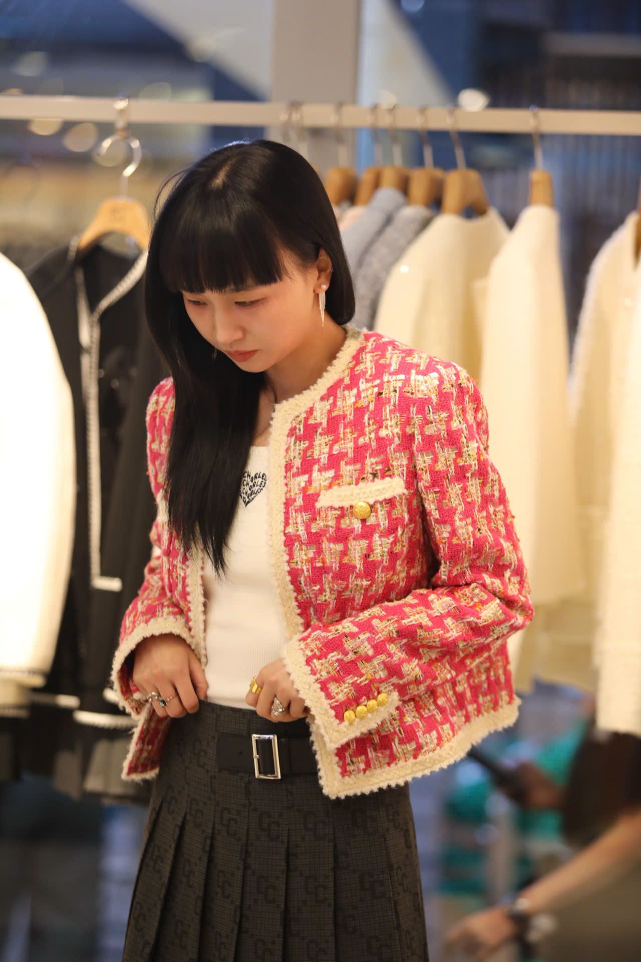  1.Áo dạ kẻ đỏ hồng , viền trắng 