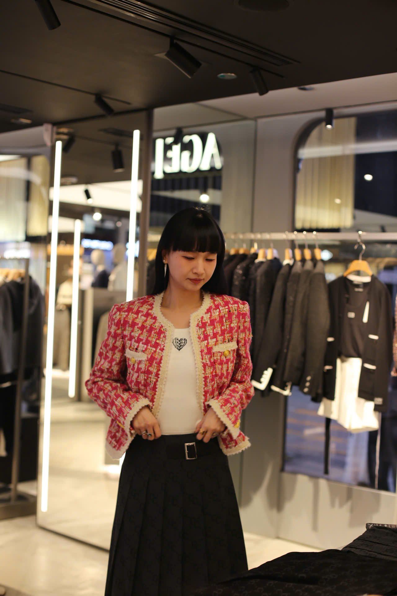  1.Áo dạ kẻ đỏ hồng , viền trắng 