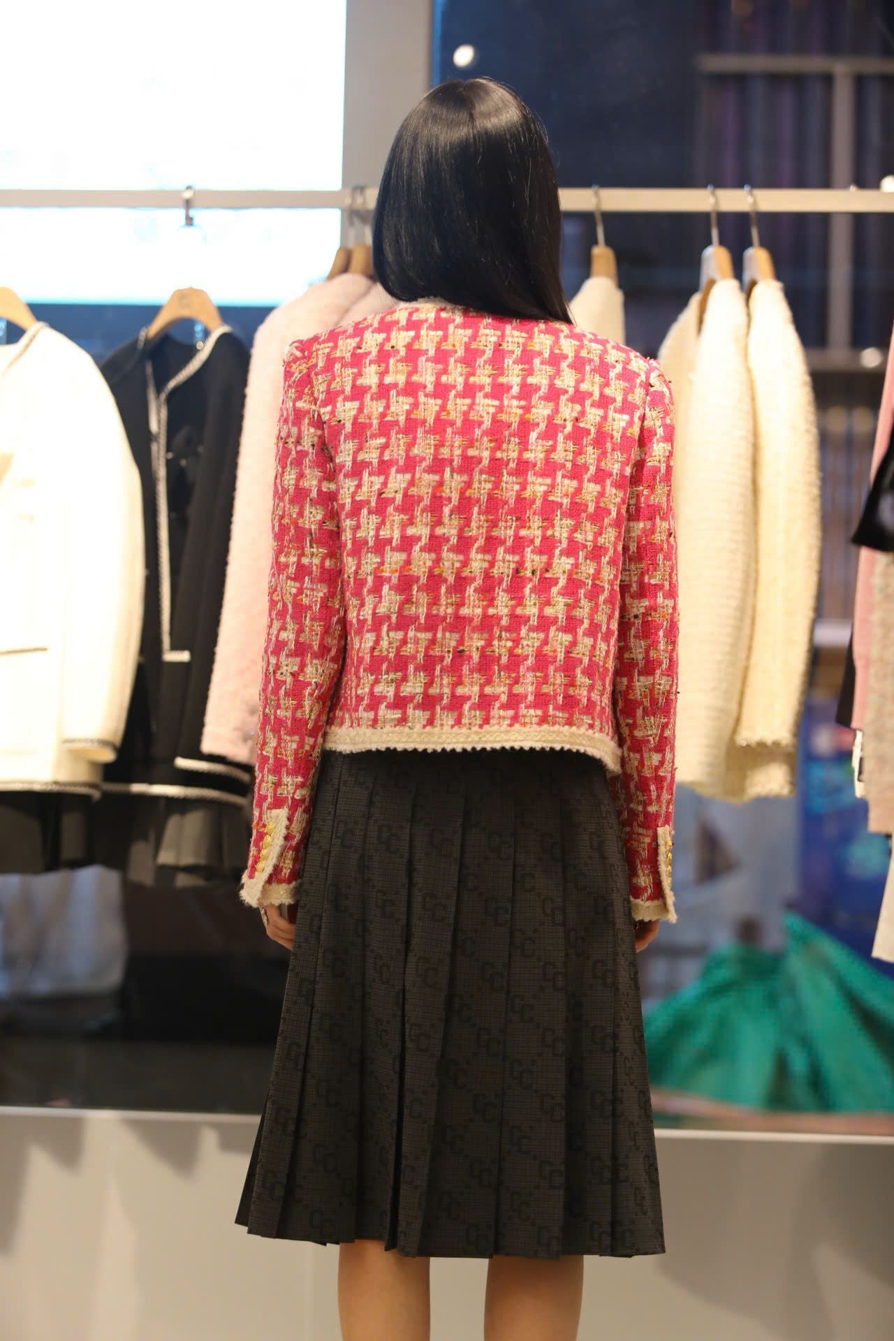  1.Áo dạ kẻ đỏ hồng , viền trắng 