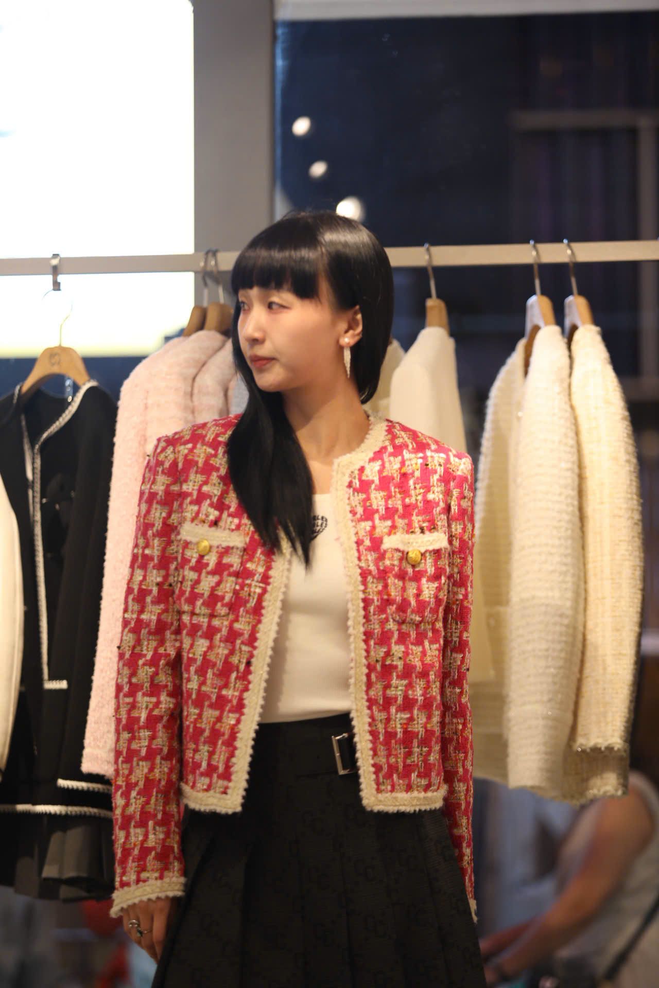  1.Áo dạ kẻ đỏ hồng , viền trắng 