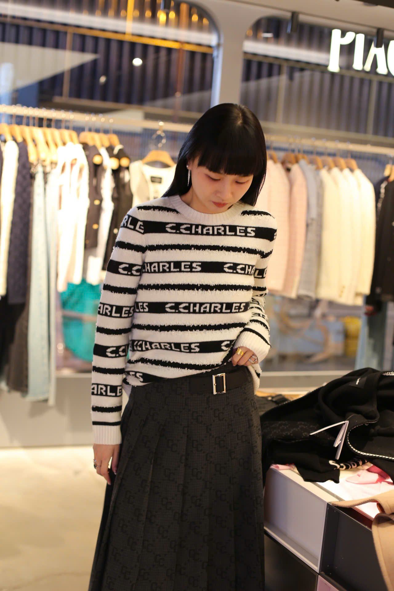  Áo trắng dài tay kẻ đen chữ trắng 