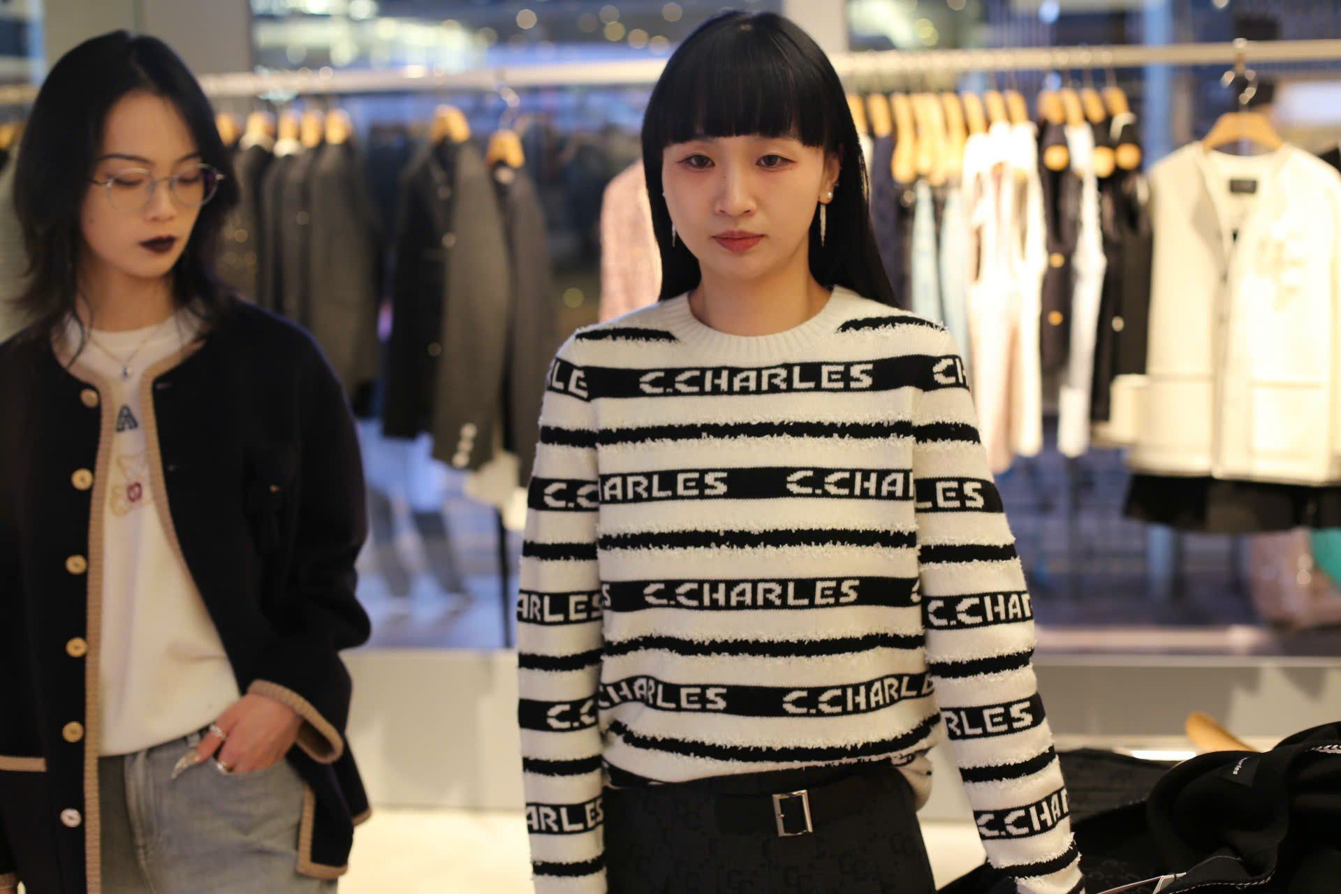  Áo trắng dài tay kẻ đen chữ trắng 