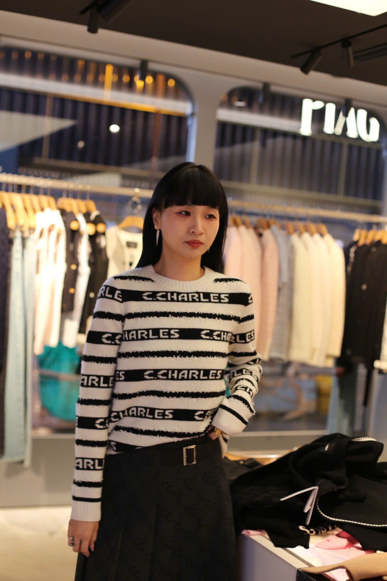  Áo trắng dài tay kẻ đen chữ trắng 