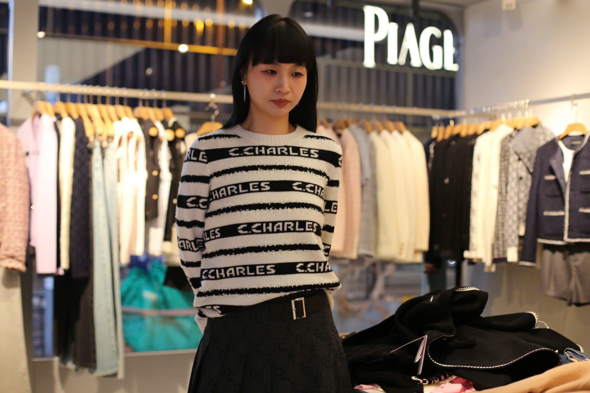  Áo trắng dài tay kẻ đen chữ trắng 