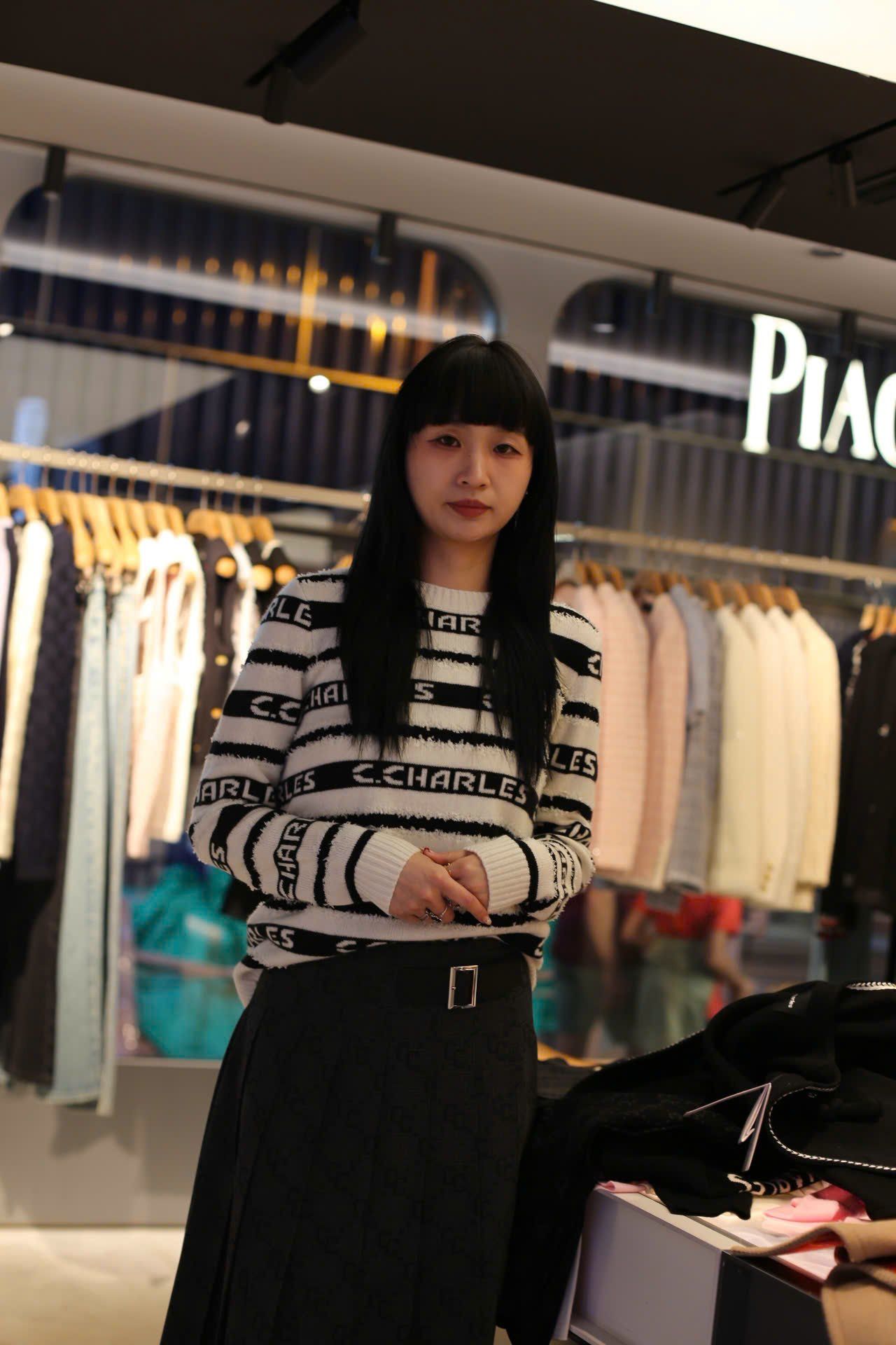  Áo trắng dài tay kẻ đen chữ trắng 