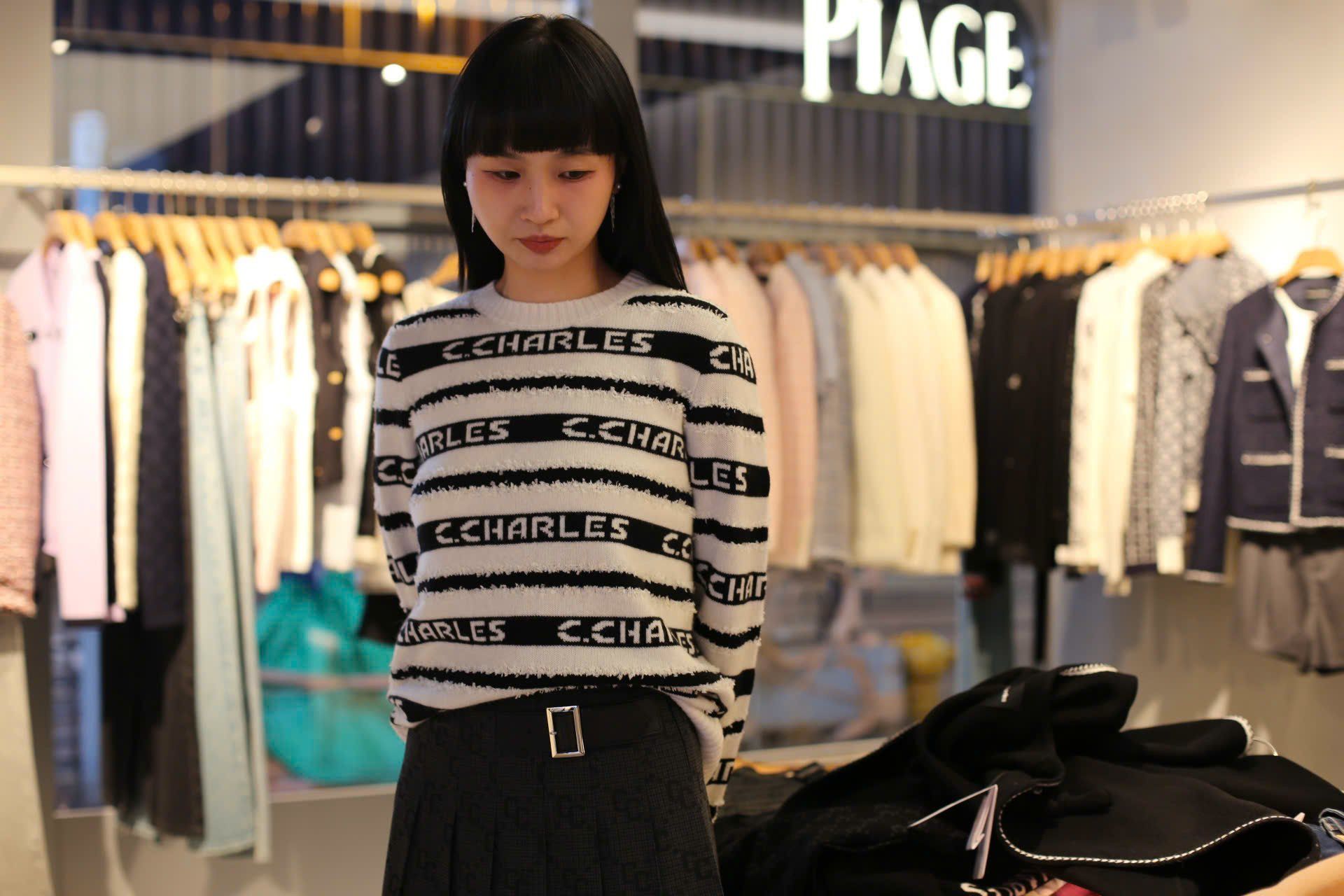  Áo trắng dài tay kẻ đen chữ trắng 