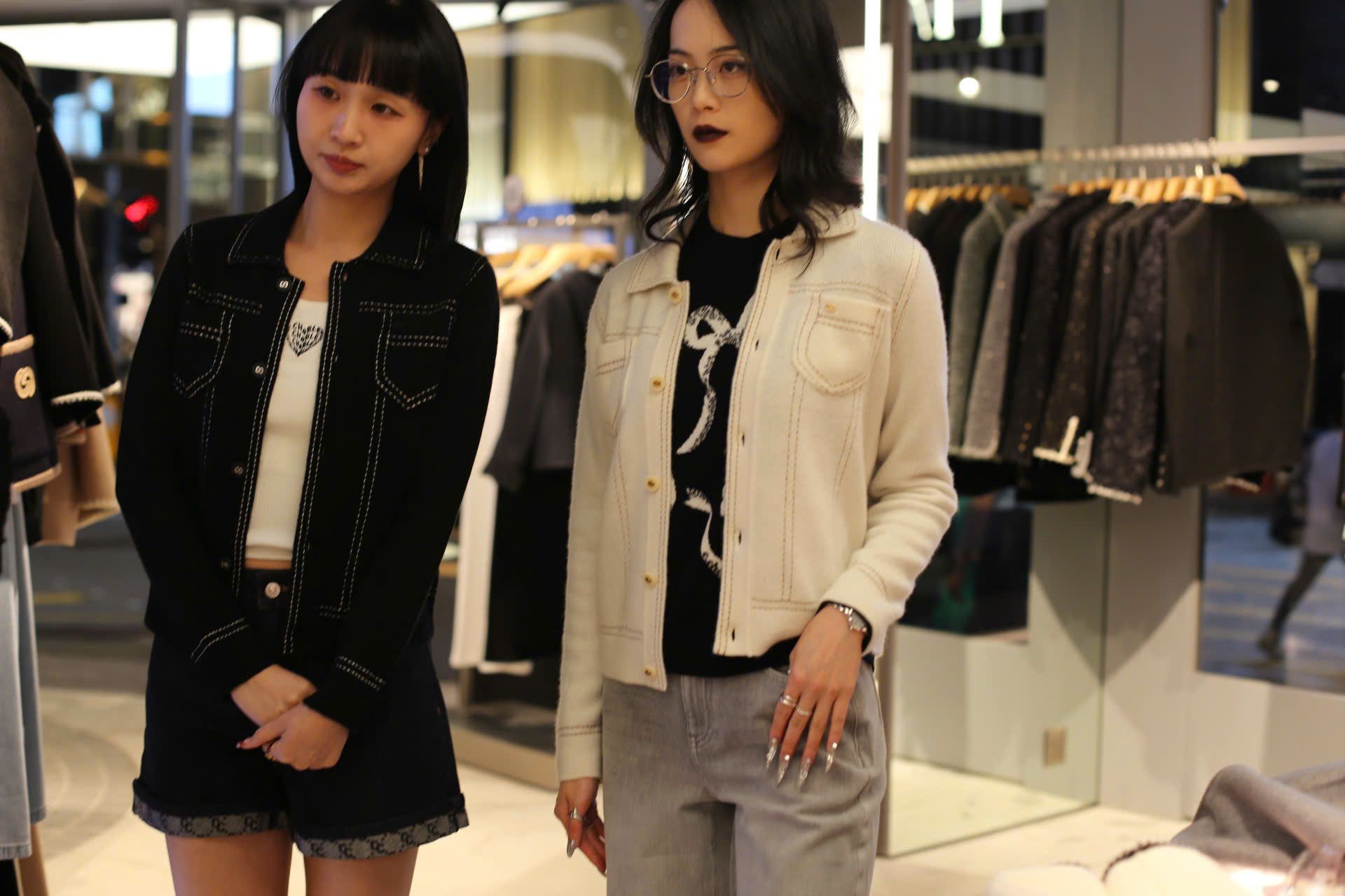  Áo polo CDG cashmere , đen viền chấm trắng 