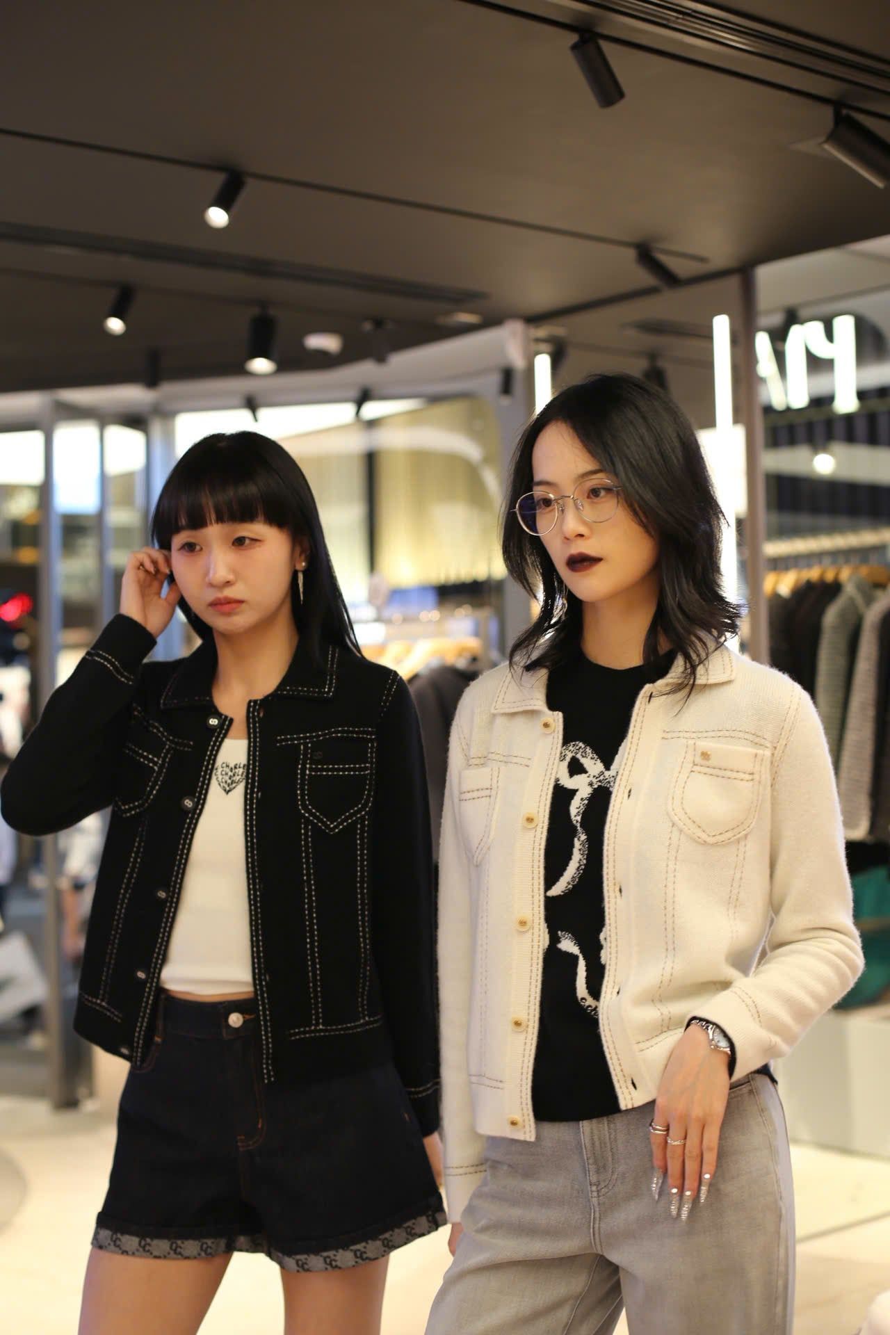  Áo CDG trắng, cổ bẻ, thêu viền nổi 