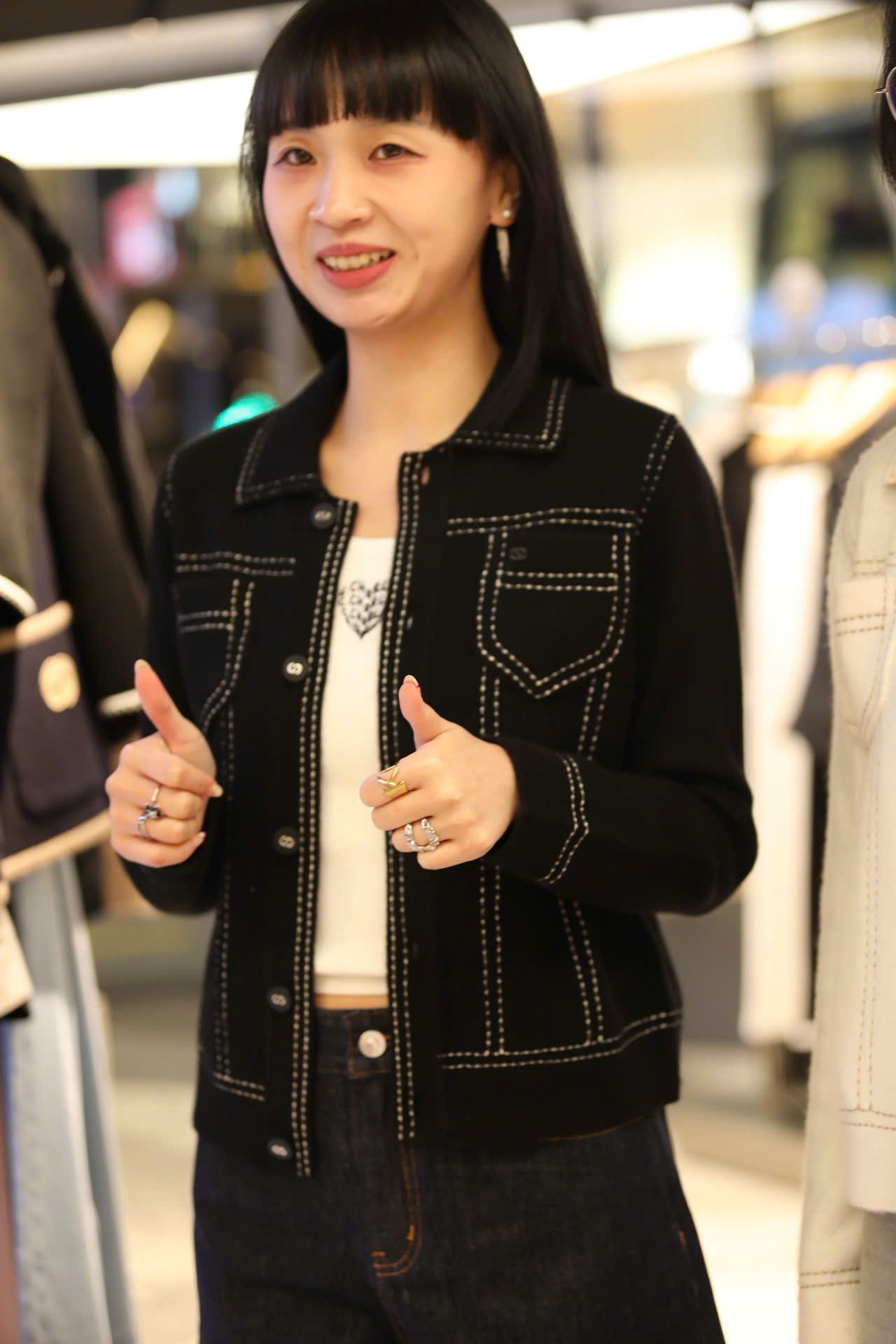  Áo polo CDG cashmere , đen viền chấm trắng 