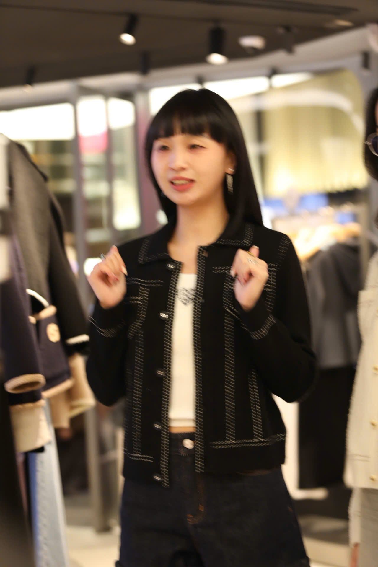  Áo polo CDG cashmere , đen viền chấm trắng 