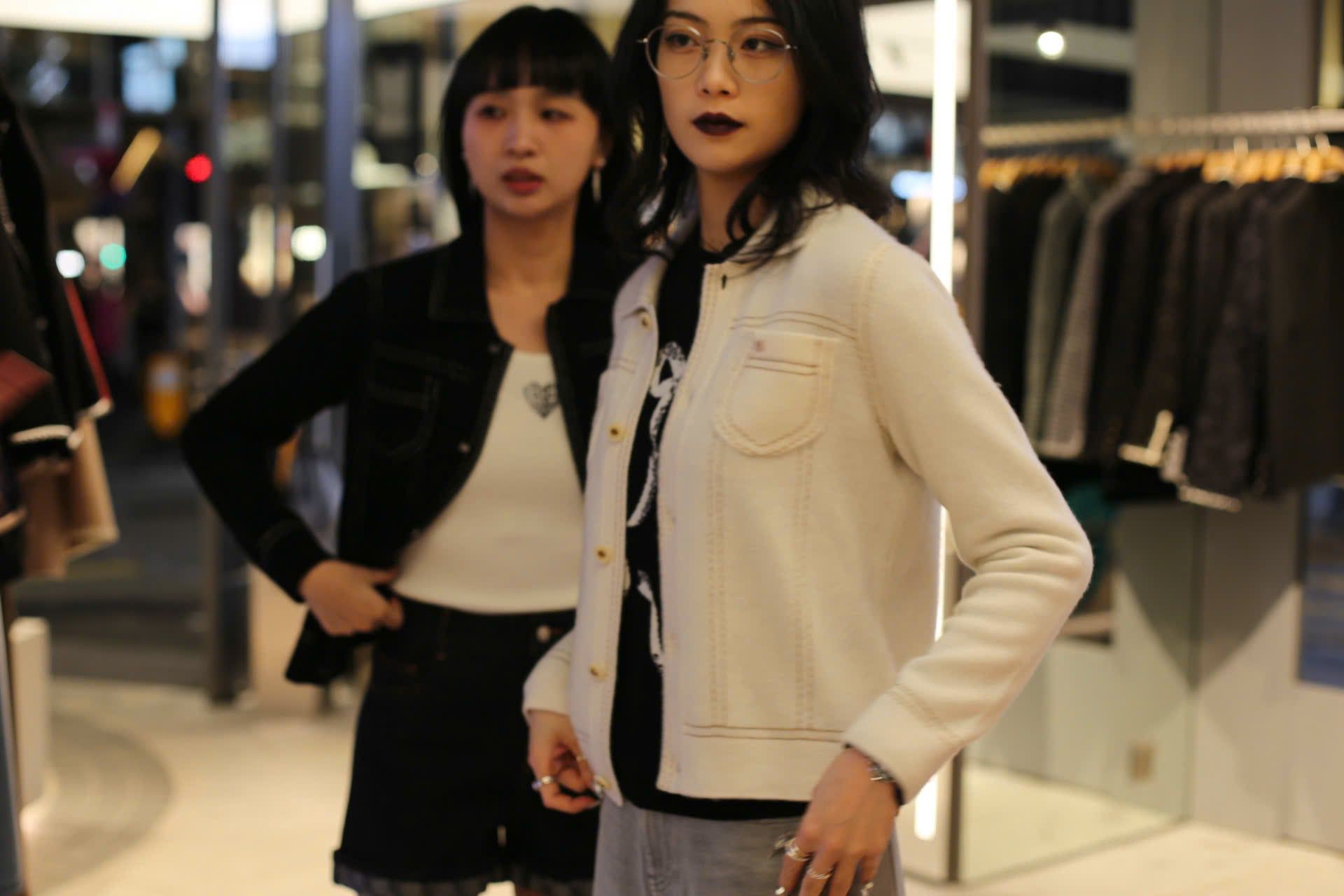  Áo CDG trắng, cổ bẻ, thêu viền nổi 