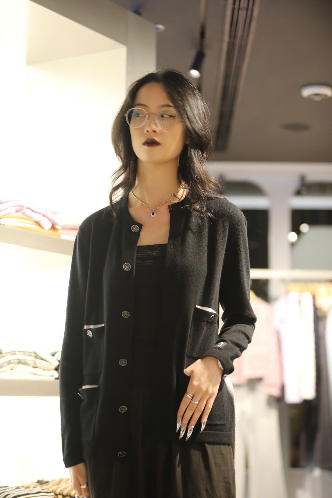  Áo CDG đen 4 túi kèm dây đai 