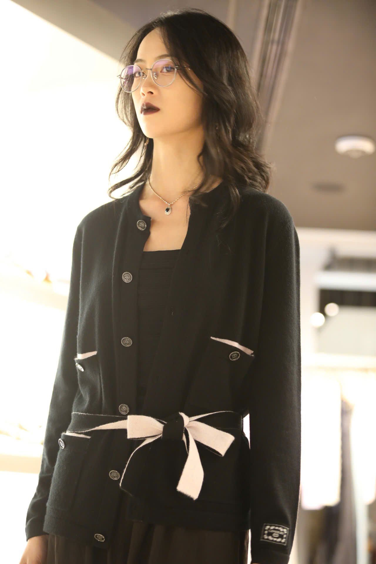  Áo CDG đen 4 túi kèm dây đai 