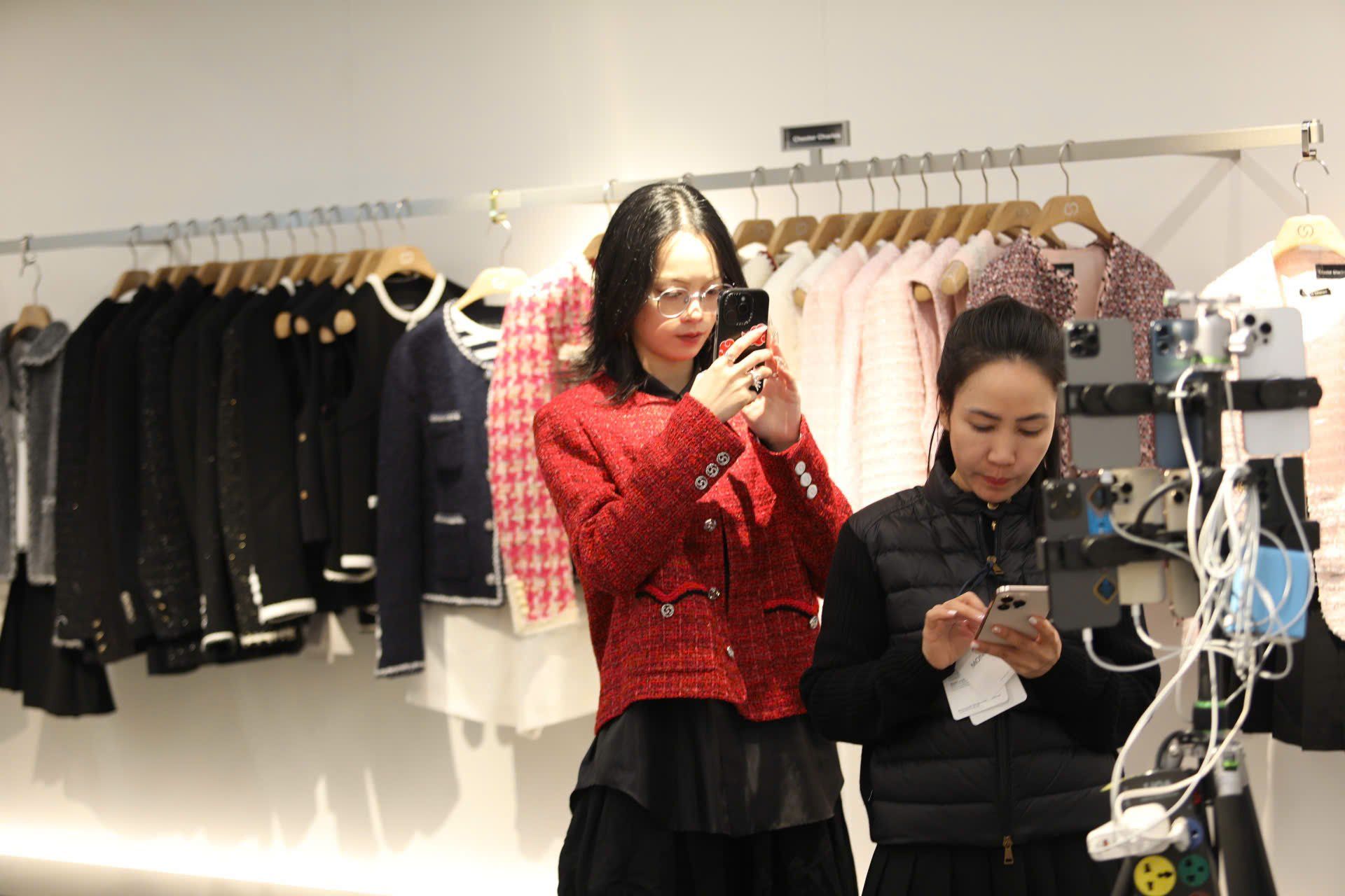  Áo Twed đỏ - logo 2 túi V 