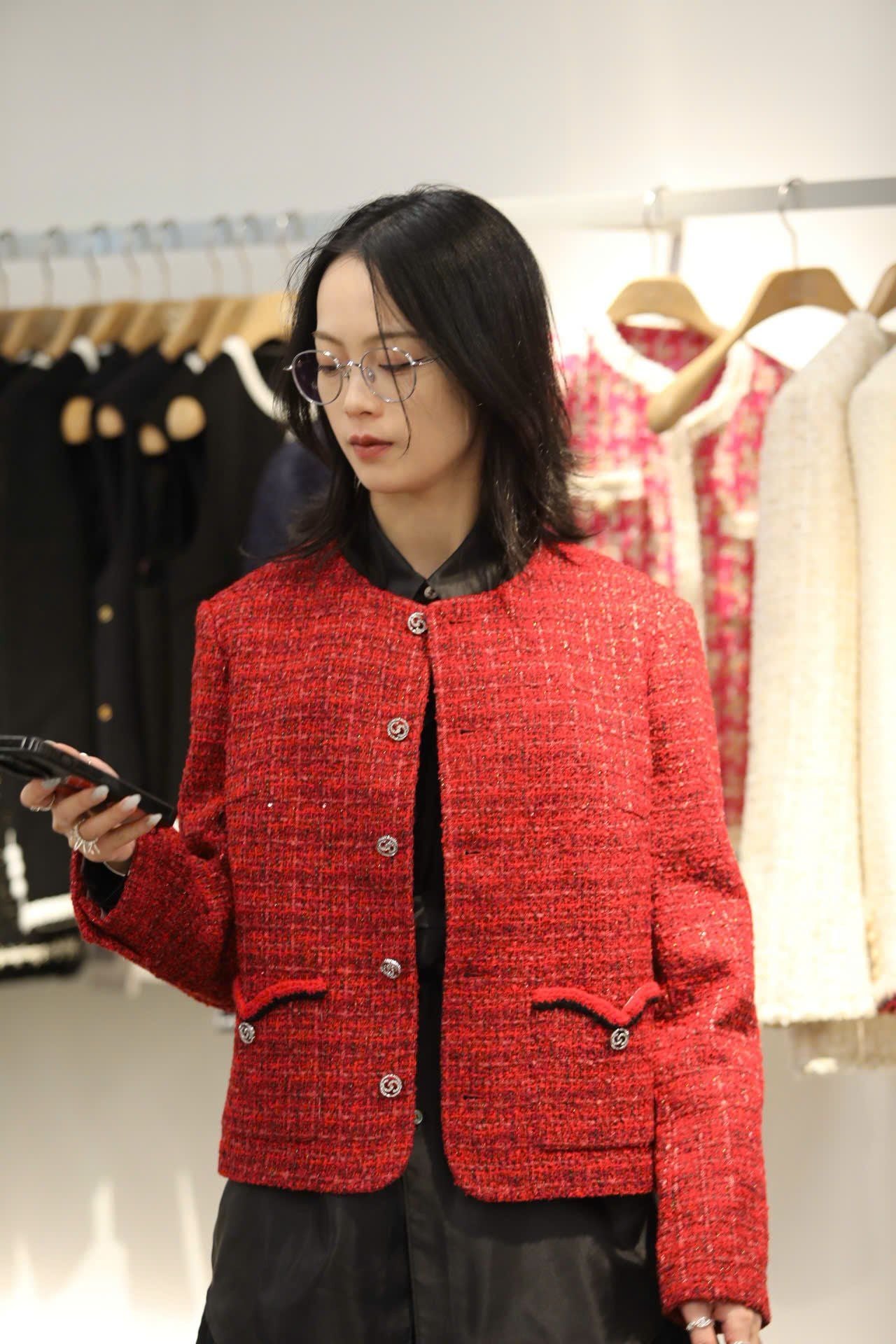  Áo Twed đỏ - logo 2 túi V 