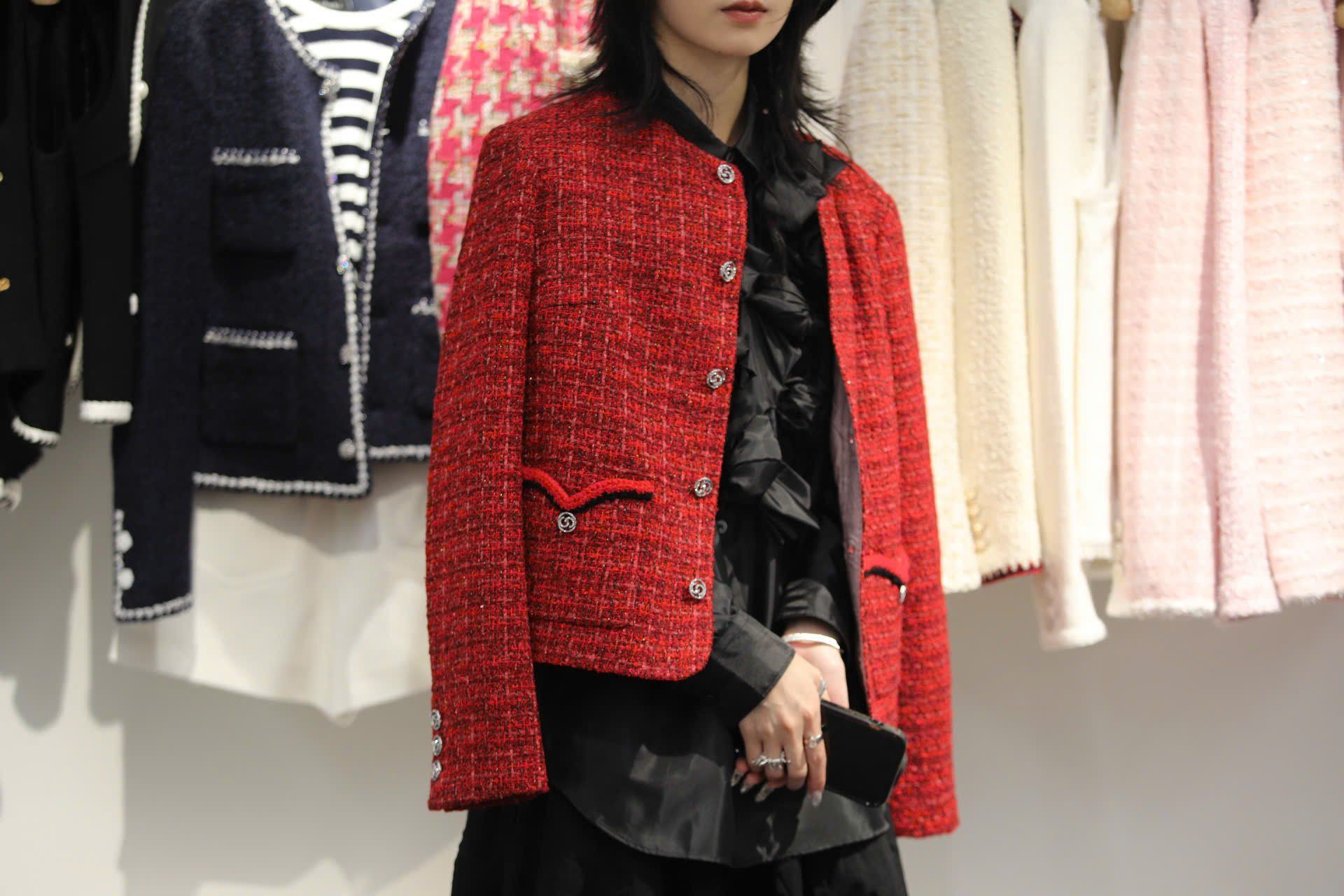  Áo Twed đỏ - logo 2 túi V 