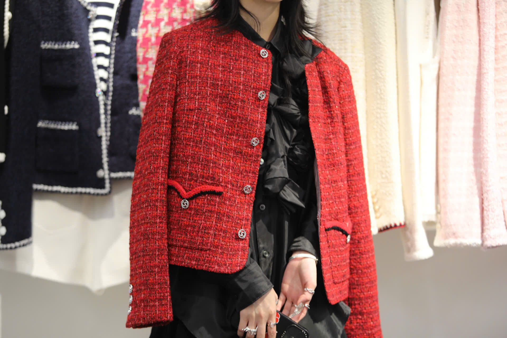  Áo Twed đỏ - logo 2 túi V 