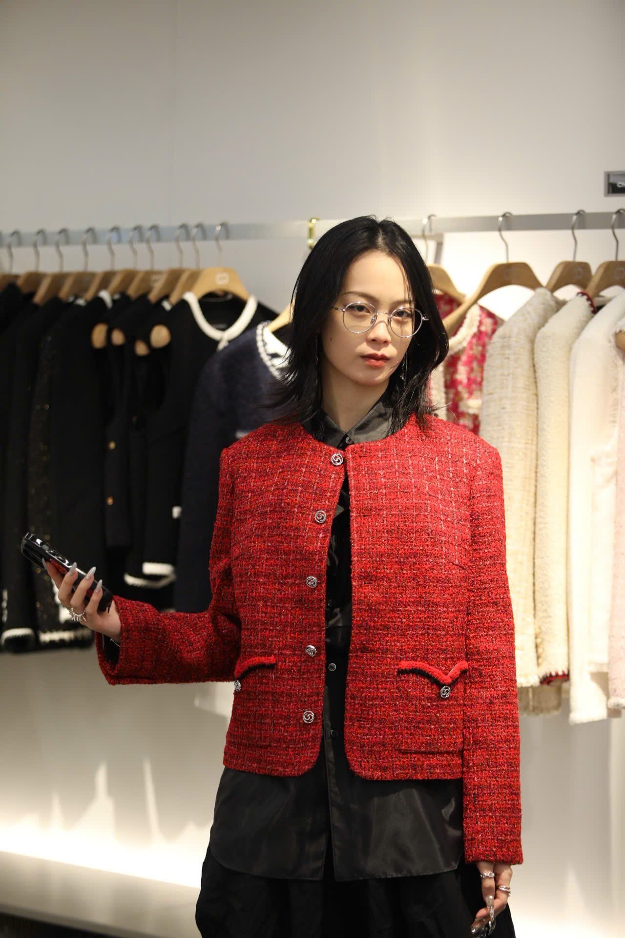  Áo Twed đỏ - logo 2 túi V 