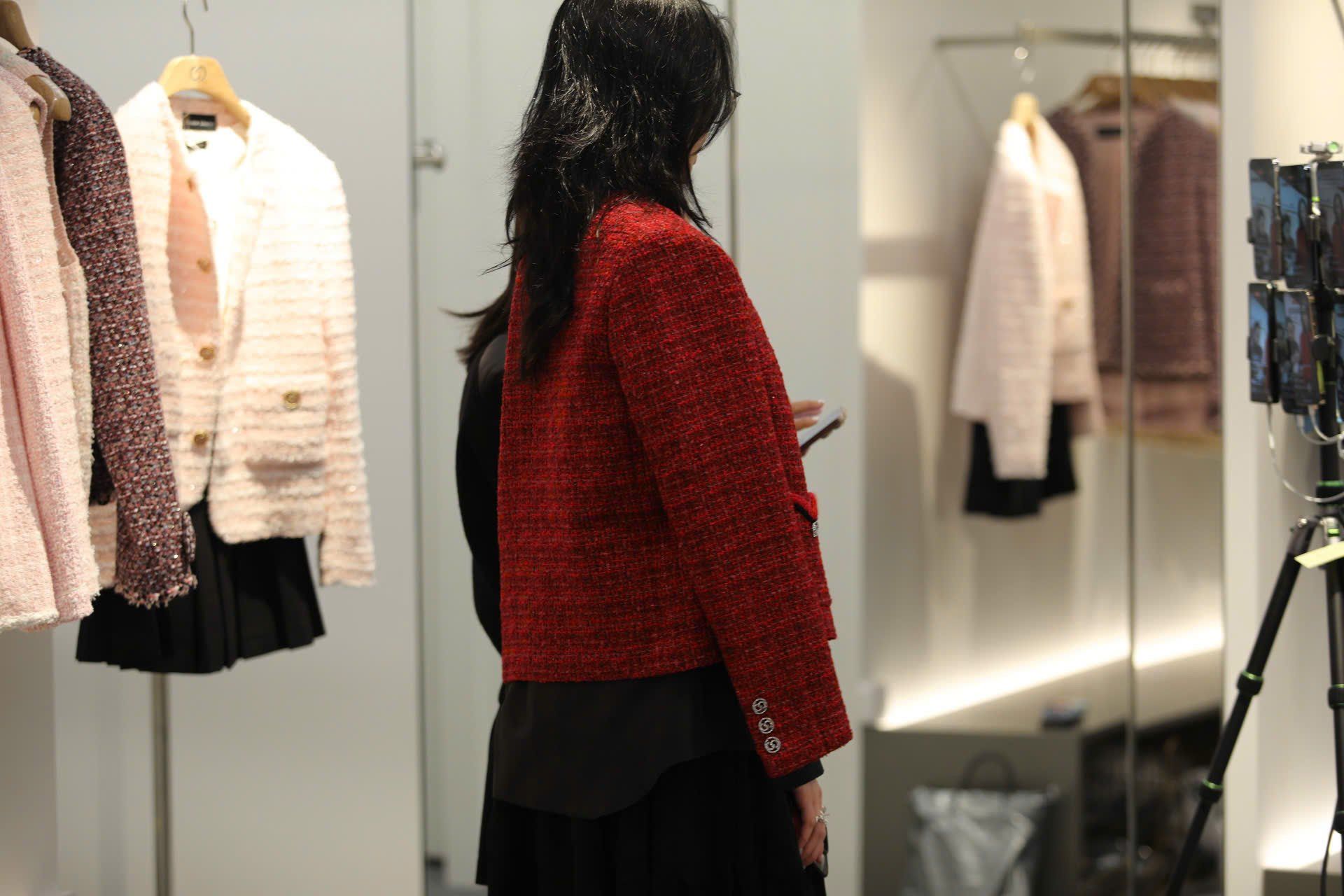  Áo Twed đỏ - logo 2 túi V 