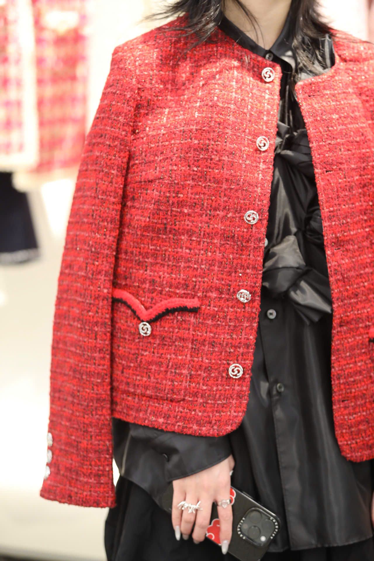  Áo Twed đỏ - logo 2 túi V 