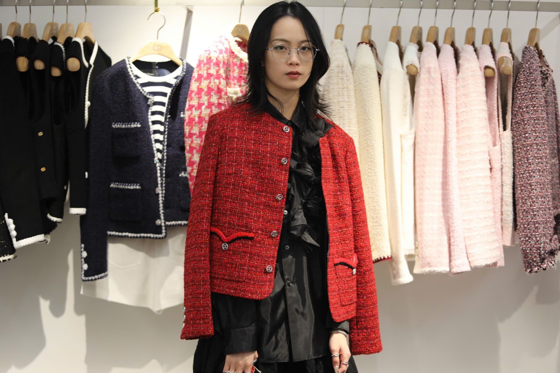  Áo Twed đỏ - logo 2 túi V 