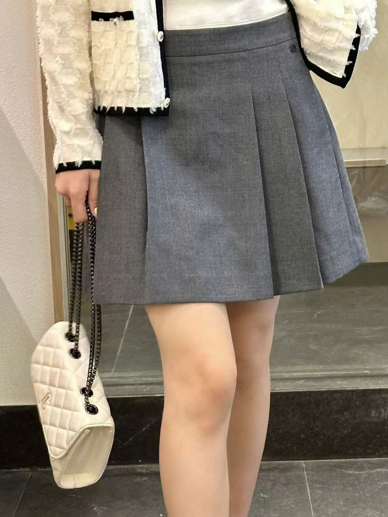  1.Chân váy ngắn xám chữ nổi cạp 