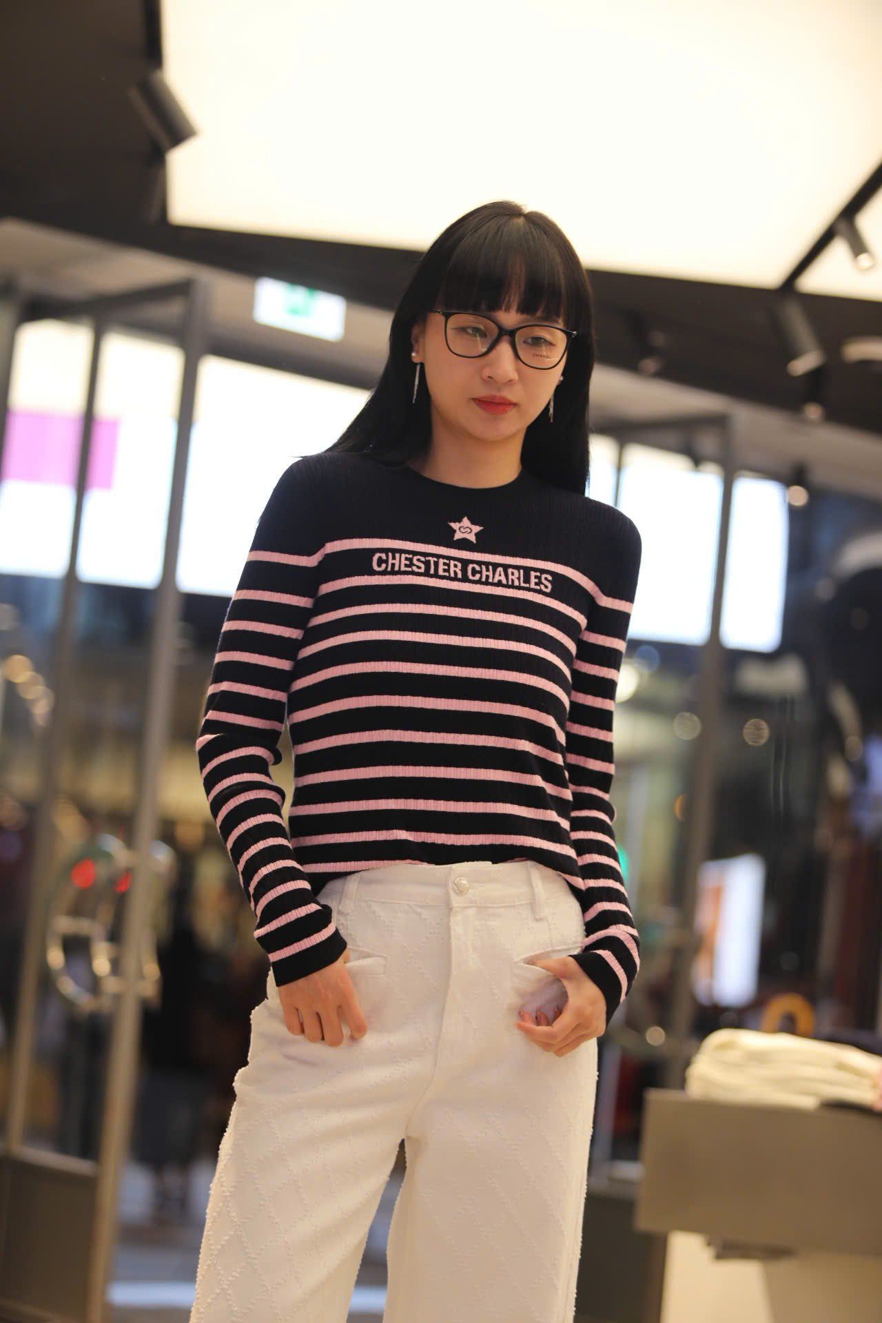  Áo len dài tay đen kẻ ngang hồng - ngôi sao giữa 