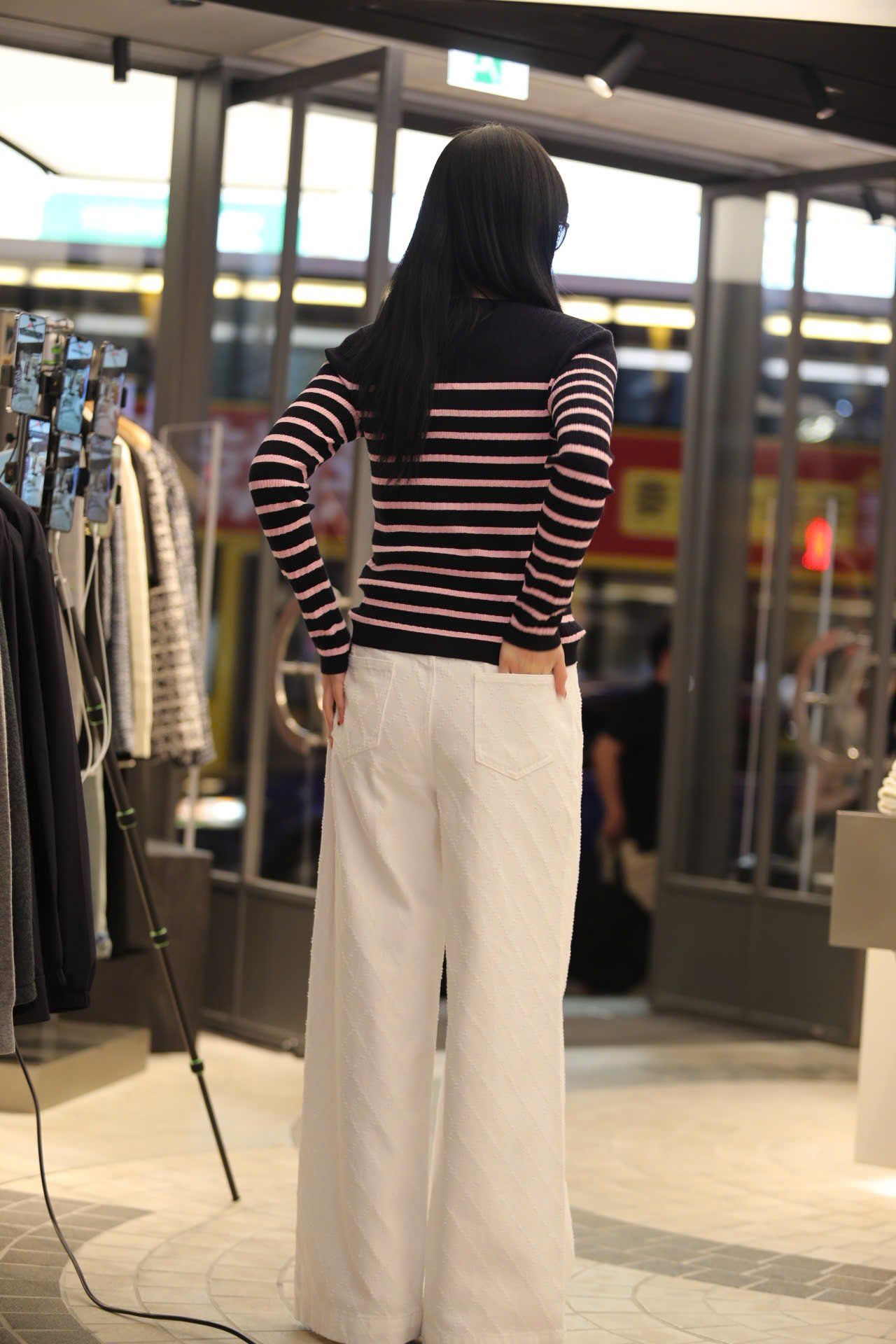  Áo len dài tay đen kẻ ngang hồng - ngôi sao giữa 