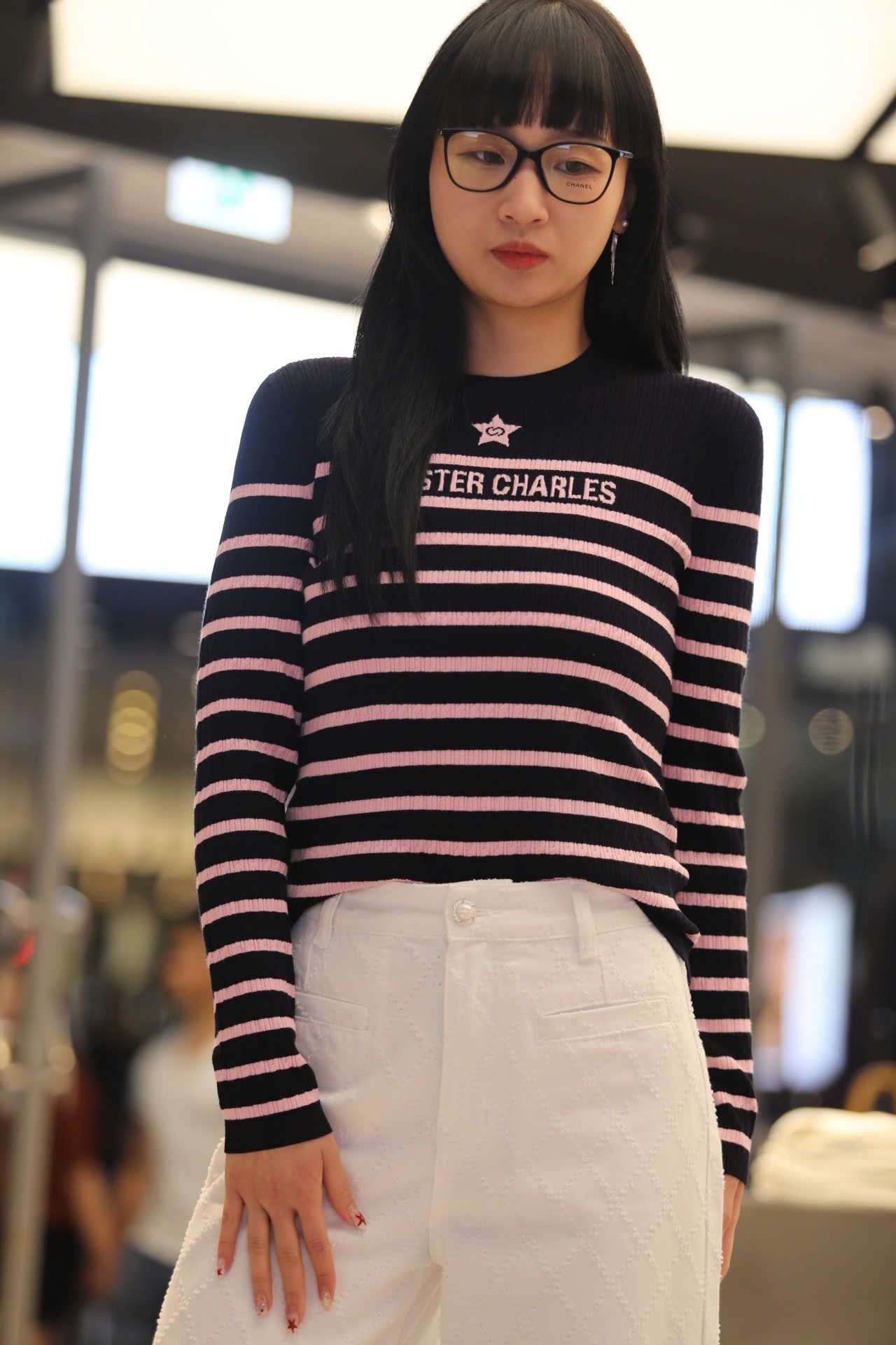  Áo len dài tay đen kẻ ngang hồng - ngôi sao giữa 