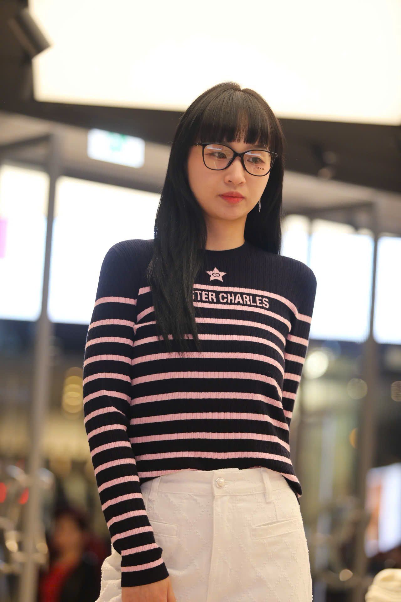  Áo len dài tay đen kẻ ngang hồng - ngôi sao giữa 