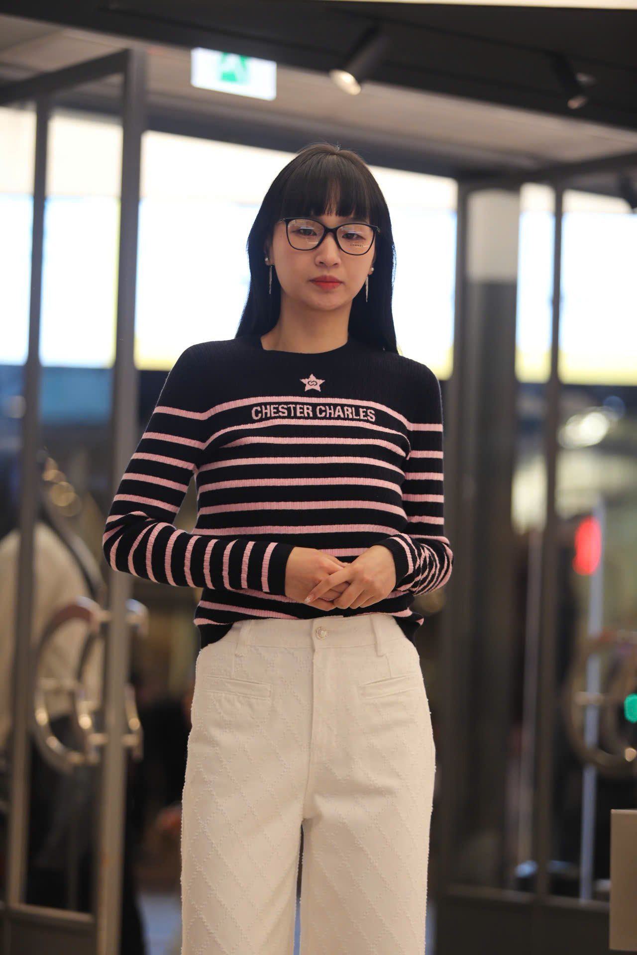  Áo len dài tay đen kẻ ngang hồng - ngôi sao giữa 