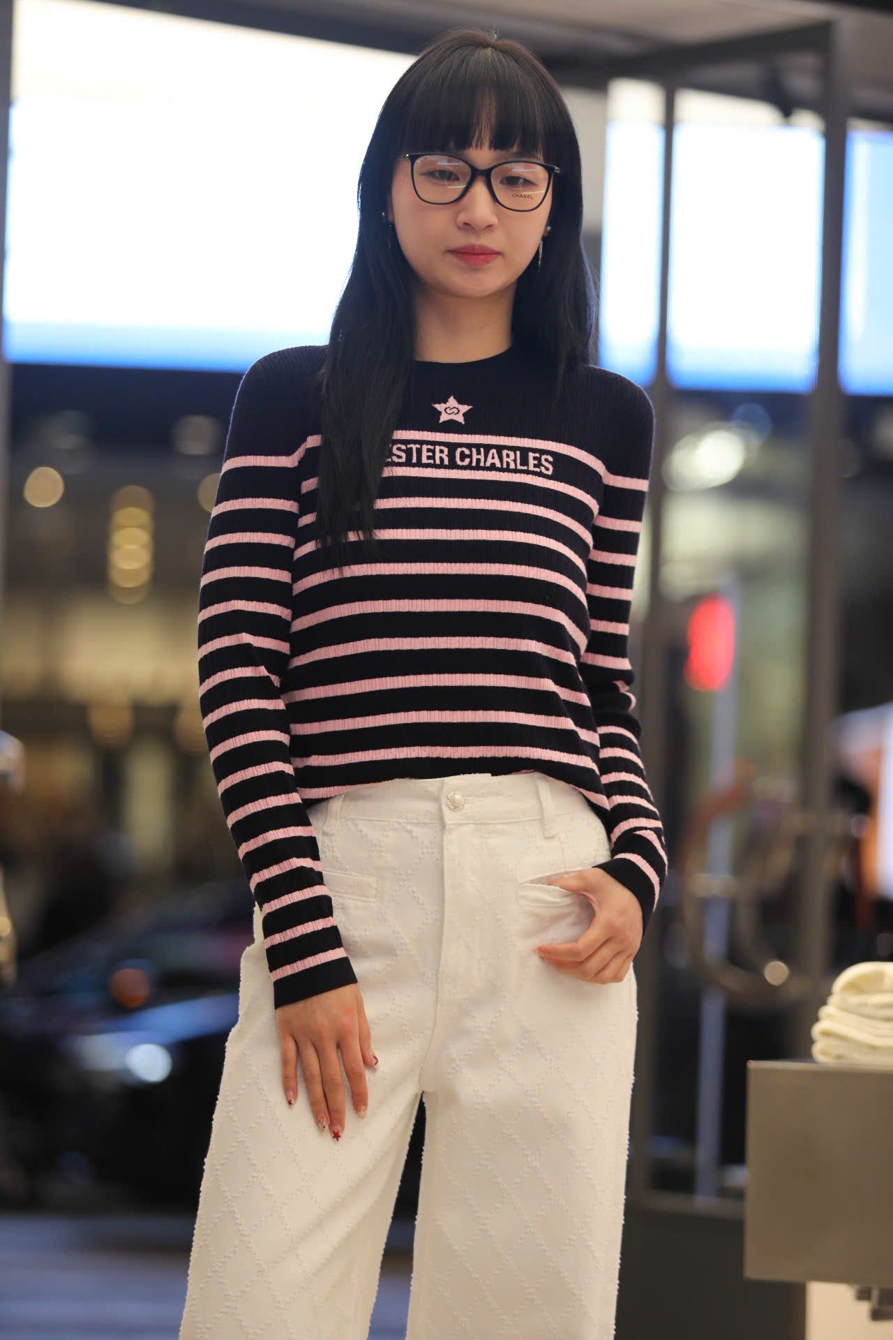  Áo len dài tay đen kẻ ngang hồng - ngôi sao giữa 