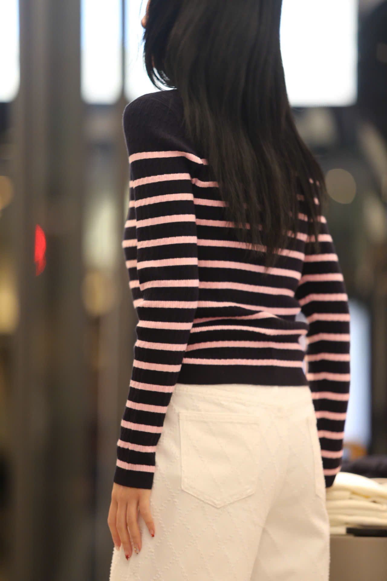  Áo len dài tay đen kẻ ngang hồng - ngôi sao giữa 