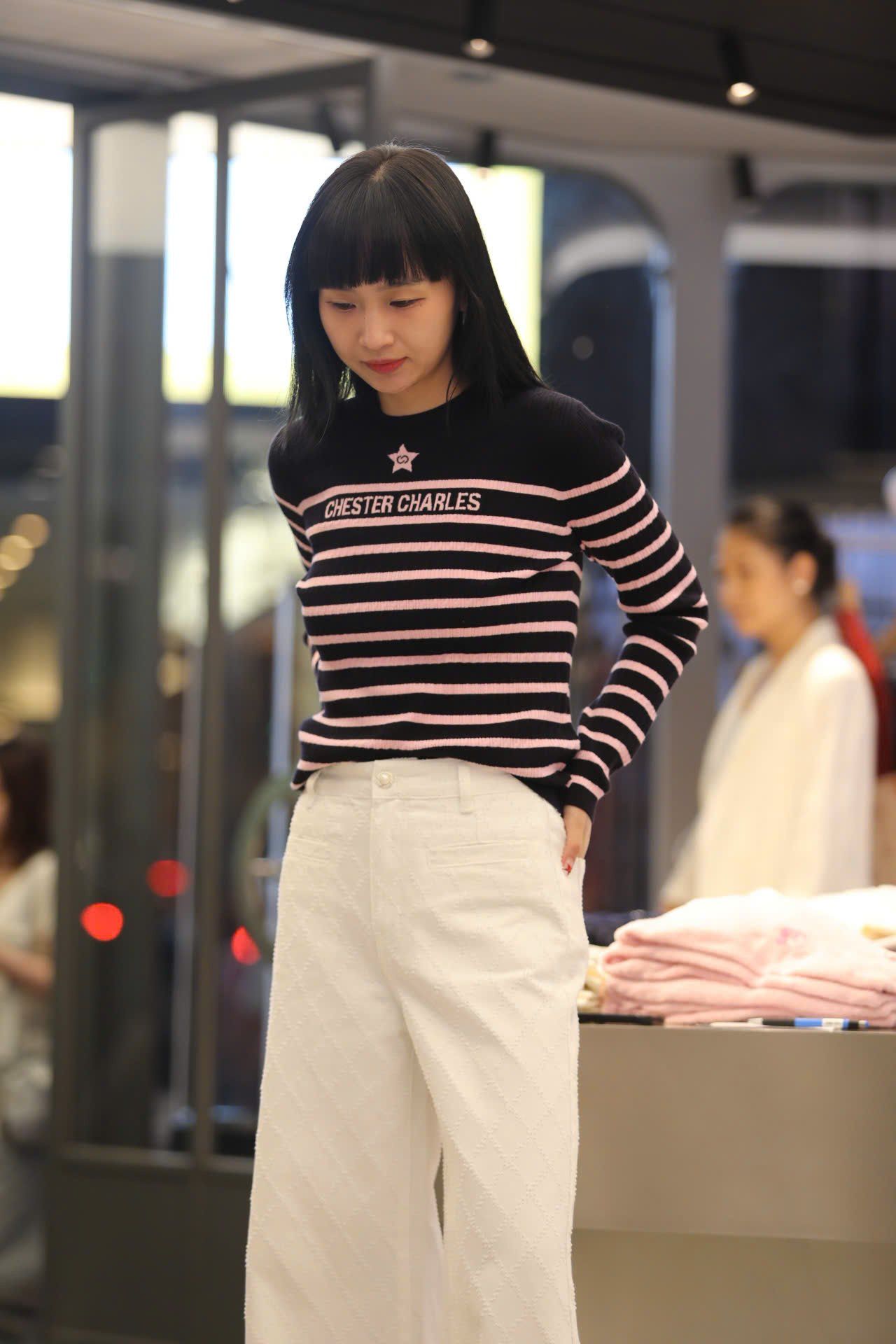  Áo len dài tay đen kẻ ngang hồng - ngôi sao giữa 