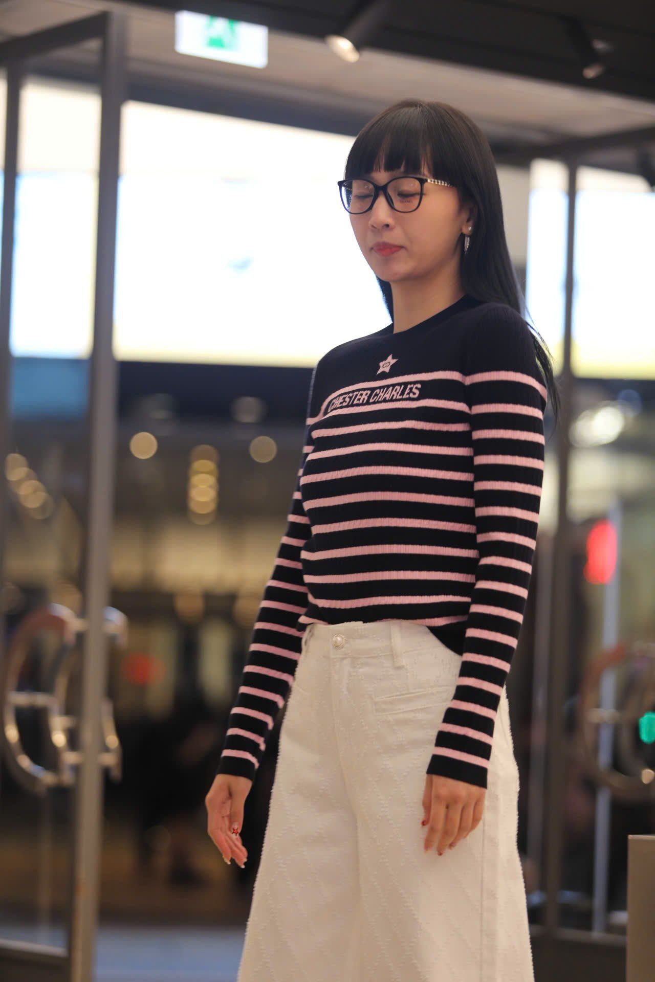  Áo len dài tay đen kẻ ngang hồng - ngôi sao giữa 